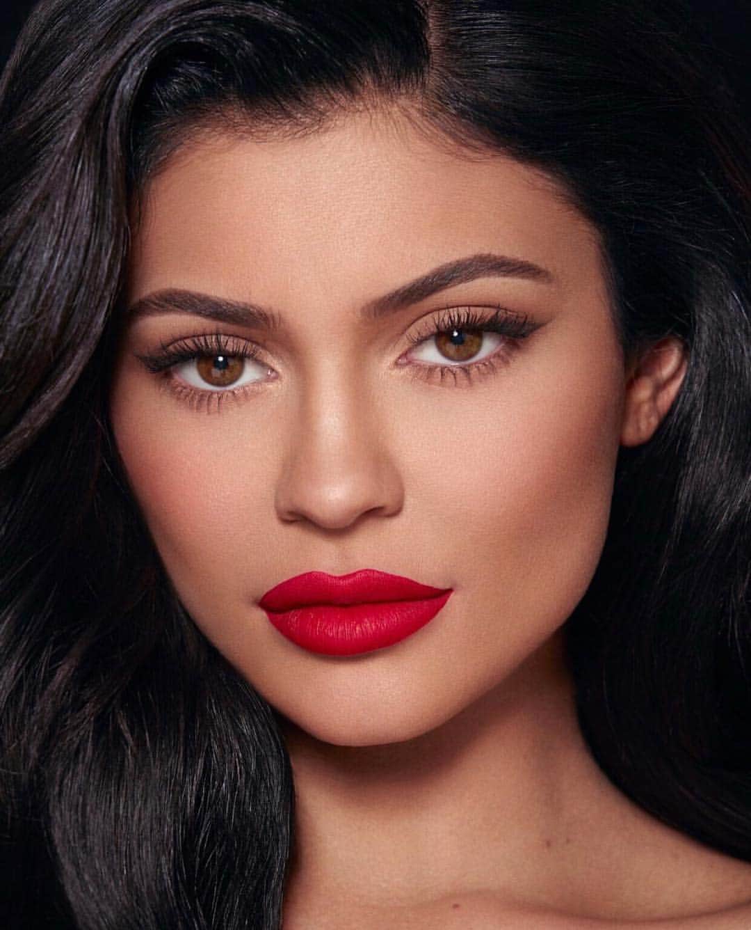 Kylie Cosmeticsさんのインスタグラム写真 - (Kylie CosmeticsInstagram)「MARY JO K matte #LipKit on boss babe @kyliejenner 💋🌹 A beautiful true red 😍 Tap to shop!」3月17日 23時32分 - kyliecosmetics