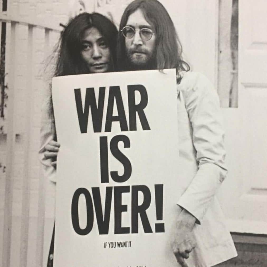 カリーヌ・ロワトフェルドのインスタグラム：「“Imagine”🖤. @johnlennonofficial @yokoonoofficial」