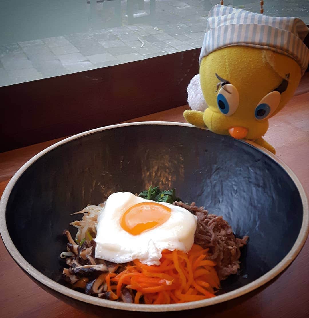 Little Yellow Birdさんのインスタグラム写真 - (Little Yellow BirdInstagram)「Bibimbap!  #littleyellowbird #tweety #tweetykweelapis #adventures #yellow #bird #koreanfood #food #goodfood #diningout #bibimbap #rice #egg #beef #carrots #shiitake #restaurantkorea #amsterdam #sunday #weekend #stuffedanimalsofinstagram #plushiesofinstagram」3月17日 23時33分 - tweetykweelapis