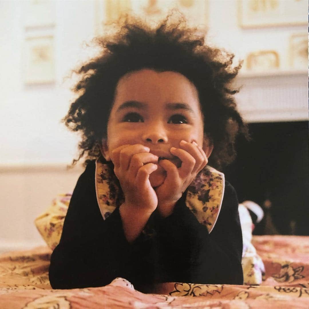 のインスタグラム：「Happy Birthday very cute little sister ❤️❤️❤️❤️ @_regularbaby #zoeletan #missyou #4」