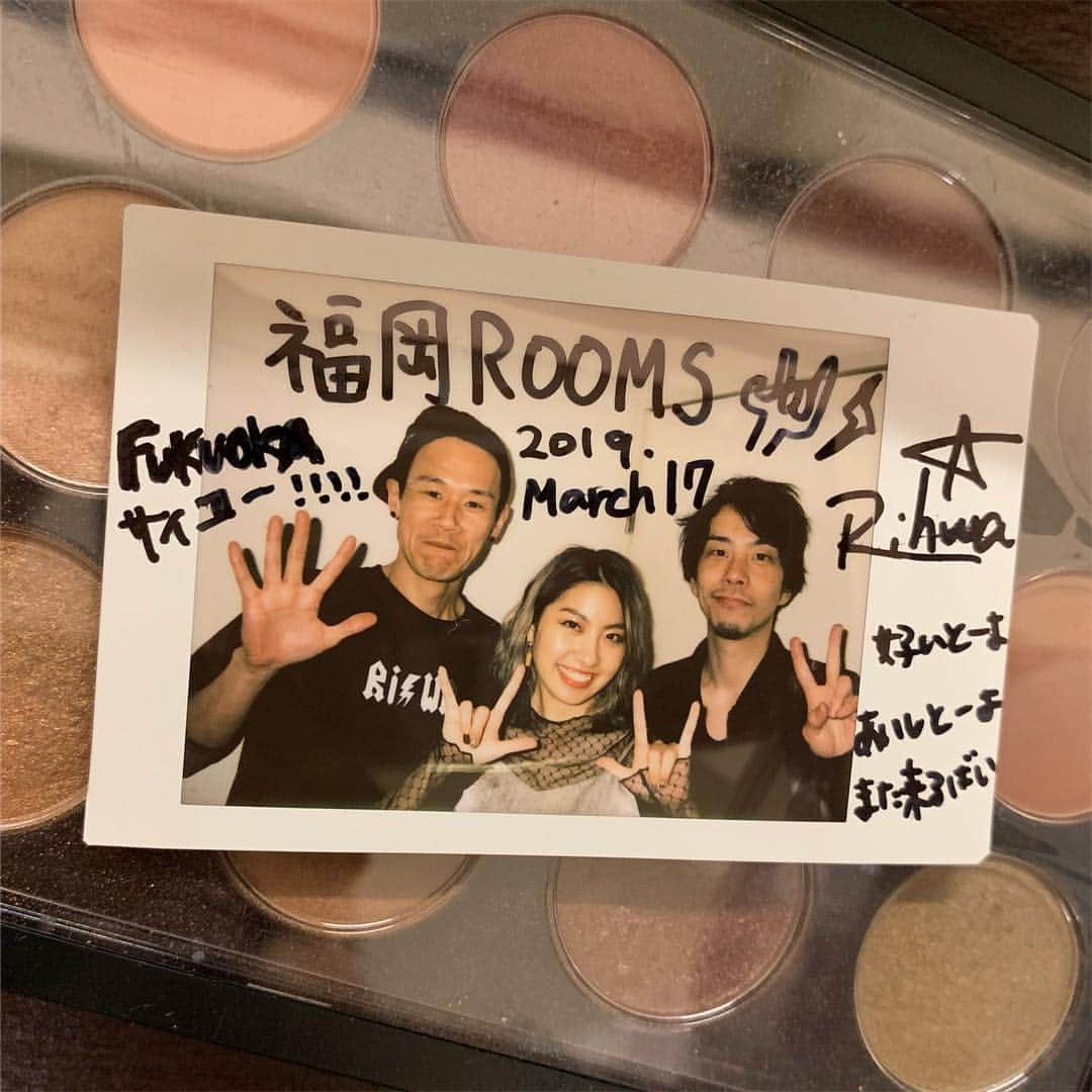 Rihwaさんのインスタグラム写真 - (RihwaInstagram)「福岡初日に来てくれた皆さま！福岡ROOMSのスタッフの皆さま！🌟 今日という素晴らしい日を一緒に作ってくれて、どうもありがとうございます！！！！❤️😭 最高の初日になりました！！！！❤️🌈 みんなと会えて、笑い合えて、歌を一緒に一つになって歌えた、夢のように幸せな時間でした。でも、これが現実！！！！なんて素敵な世界なんだろう！！！！愛しとーよ！！！！🌎✨✨✨ 次は名古屋！待っててね〜！🌸🌸🌸 #Rihwa #梅田潤 #bass #飯塚直斗 #guitar #福岡 #博多 #ROOMS #福岡ROOMS #ワンマンライブ #ワンマンツアー #追加公演 #fujifilm #富士フイルム #cheki #チェキ #青春  #Love #peace #music #noguns #proud #WILDINSIDE #Tour #2019 #ありがとう #幸せ #帰りの飛行機爆睡」3月17日 23時46分 - rihwa_official