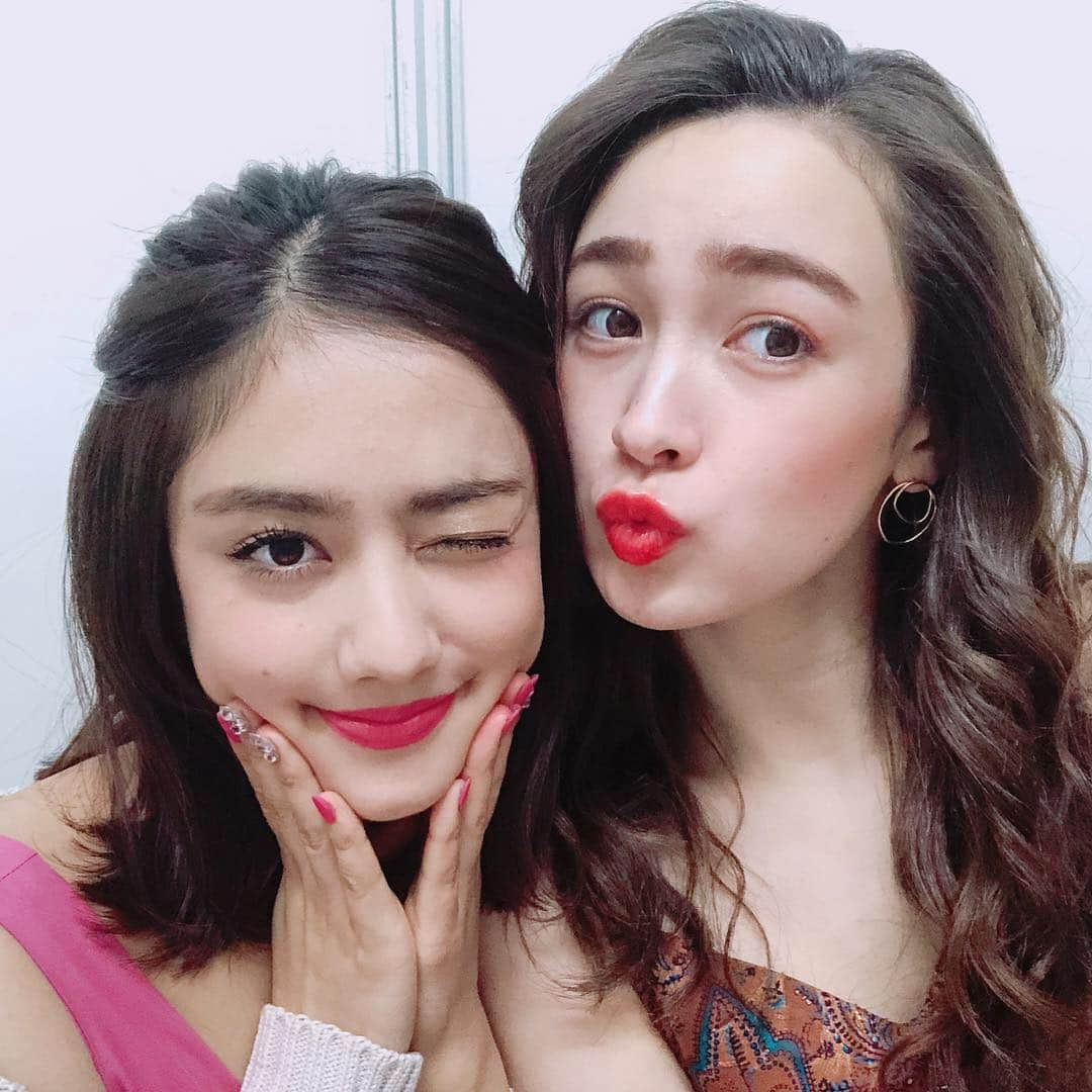 ViViさんのインスタグラム写真 - (ViViInstagram)「バラエティでも 頑張り中のこのふたり😍😍 まりあ&サチ💕💕💕 ブース裏では、まりあがサチに 誕生日おめでとうー🎂お祝いご飯行こ🥂 って言ってました😏✨✨ おそらくそのうちご飯に行くことでしょう🐶 こんなに可愛いくて 頭もいいって、ほんとすごいなー‼️ #ViVi #KANSAICOLLECTION #谷まりあ #藤井サチ #2ショット #チェキ #カンコレ」3月17日 23時43分 - vivi_mag_official