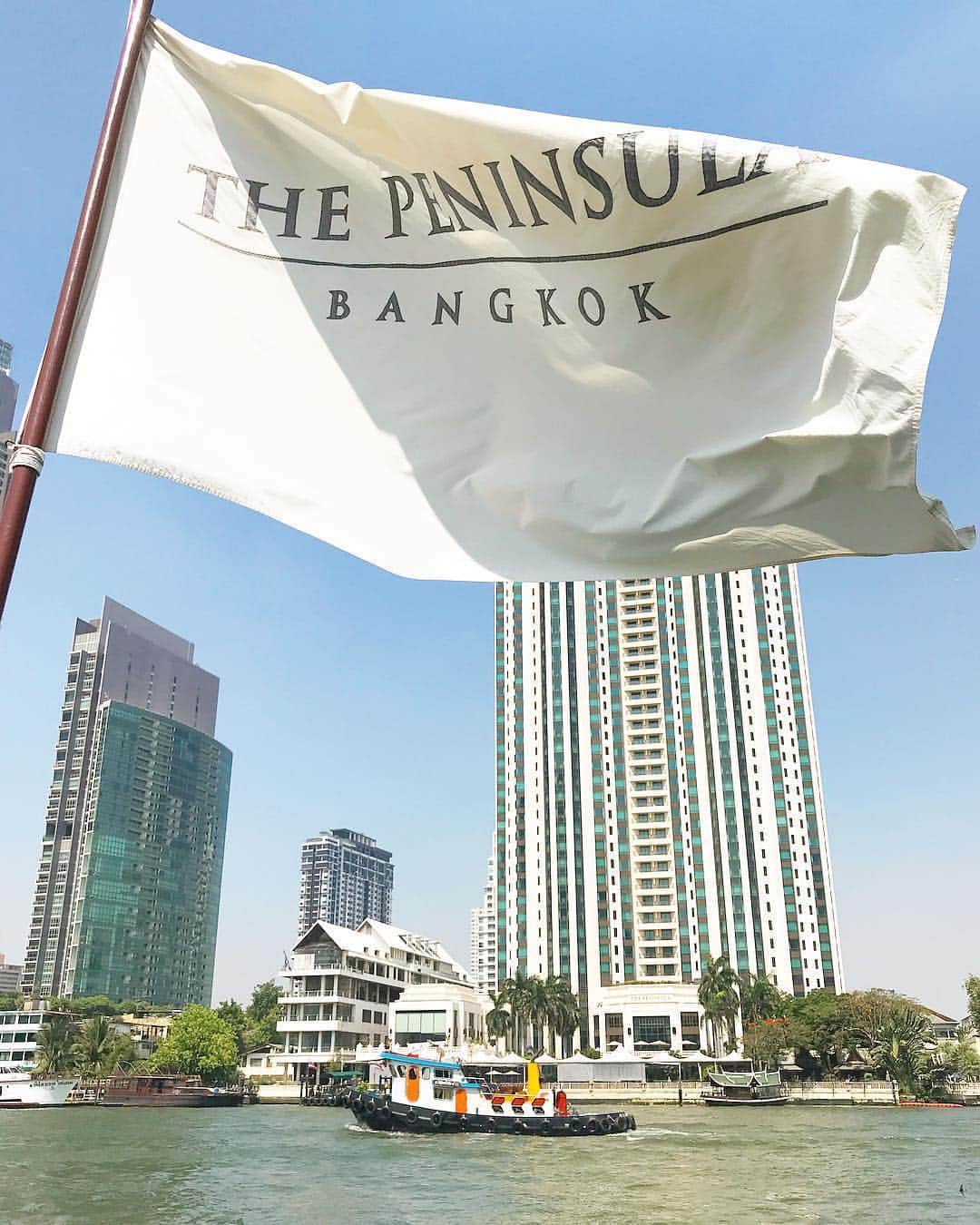 The Peninsula Hotelsさんのインスタグラム写真 - (The Peninsula HotelsInstagram)「@joyaya_tabi captures @thepeninsulabangkok from the our shuttle boat — love this perspective.」3月17日 23時43分 - peninsulahotels