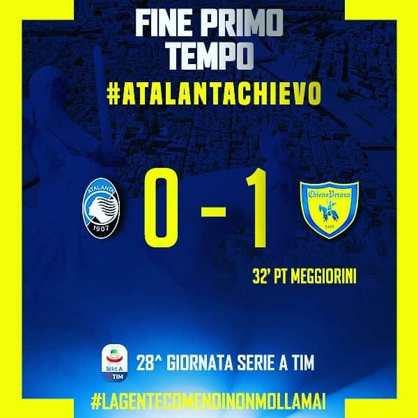 ACキエーヴォ・ヴェローナさんのインスタグラム写真 - (ACキエーヴォ・ヴェローナInstagram)「1st Half #AtalantaChievo 0️⃣-1️⃣ Forza ragazzi! Testa, cuore e calma!  Come on guys! Head, heart and calm! 💛💙💪 #lagentecomenoinonmollamai #forzachievo #chievo #chievoverona #calcio #seriea」3月17日 23時54分 - acchievoverona