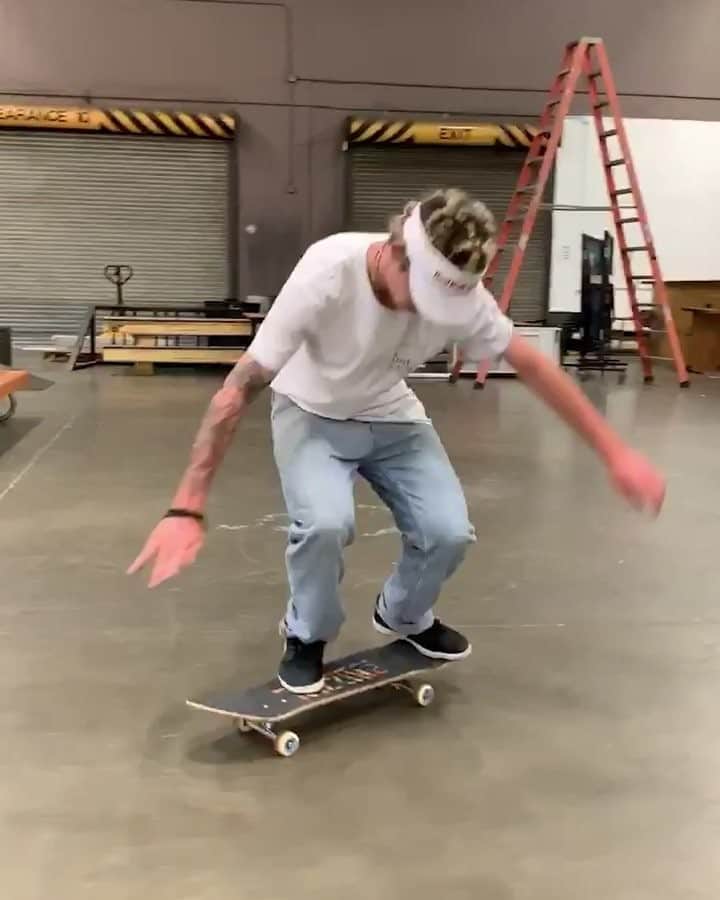 のインスタグラム：「You'll probably need to watch this more than once. 😳 🏃‍♂: @gustavoribeiro 🎥: @landovisionz @redbullskate #skate #skateboard #skating #redbull #skills」