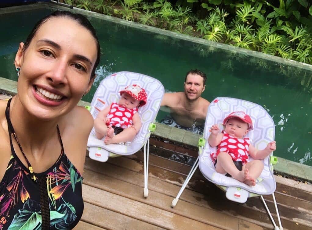 シェイラ・カストロのインスタグラム：「Minha família!!! Faltando os cachorrinhos que tem medo da piscina!!! 👨‍👩‍👧‍👧🐶🐶 #albumdalizeninna #minhasmeninas #amomuito #camburi #cambury」