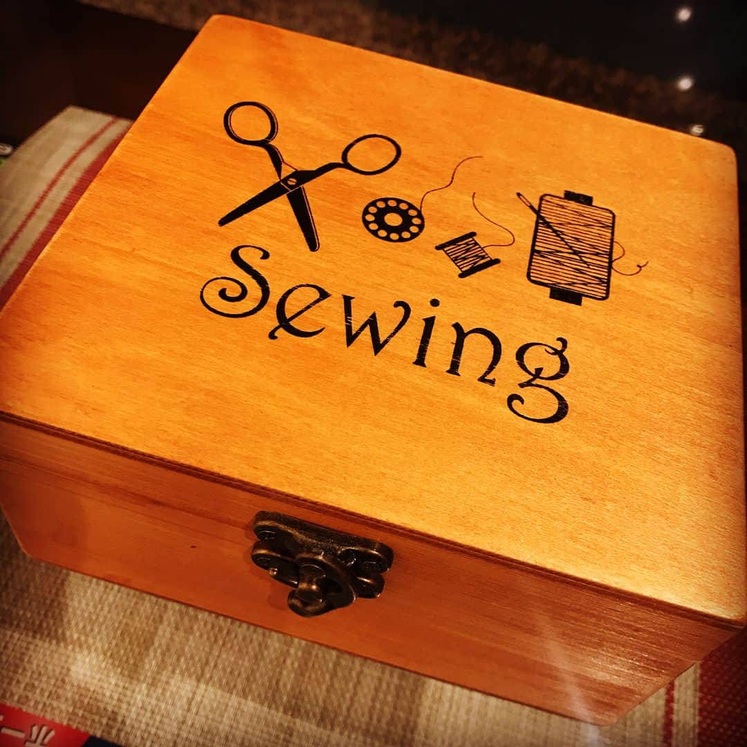 川嵜美佳のインスタグラム：「今月、出番の多かった  #sewingbox  #favorite #woody  #オカダヤ も久しぶりに よく通ったw  10年以上寝かせてる浴衣地… 今年こそ着手しよかなぁ :-p  Tomorrow is another day ♪ Without haste, but without rest... #sewing #casting #costume #repair #okadaya」