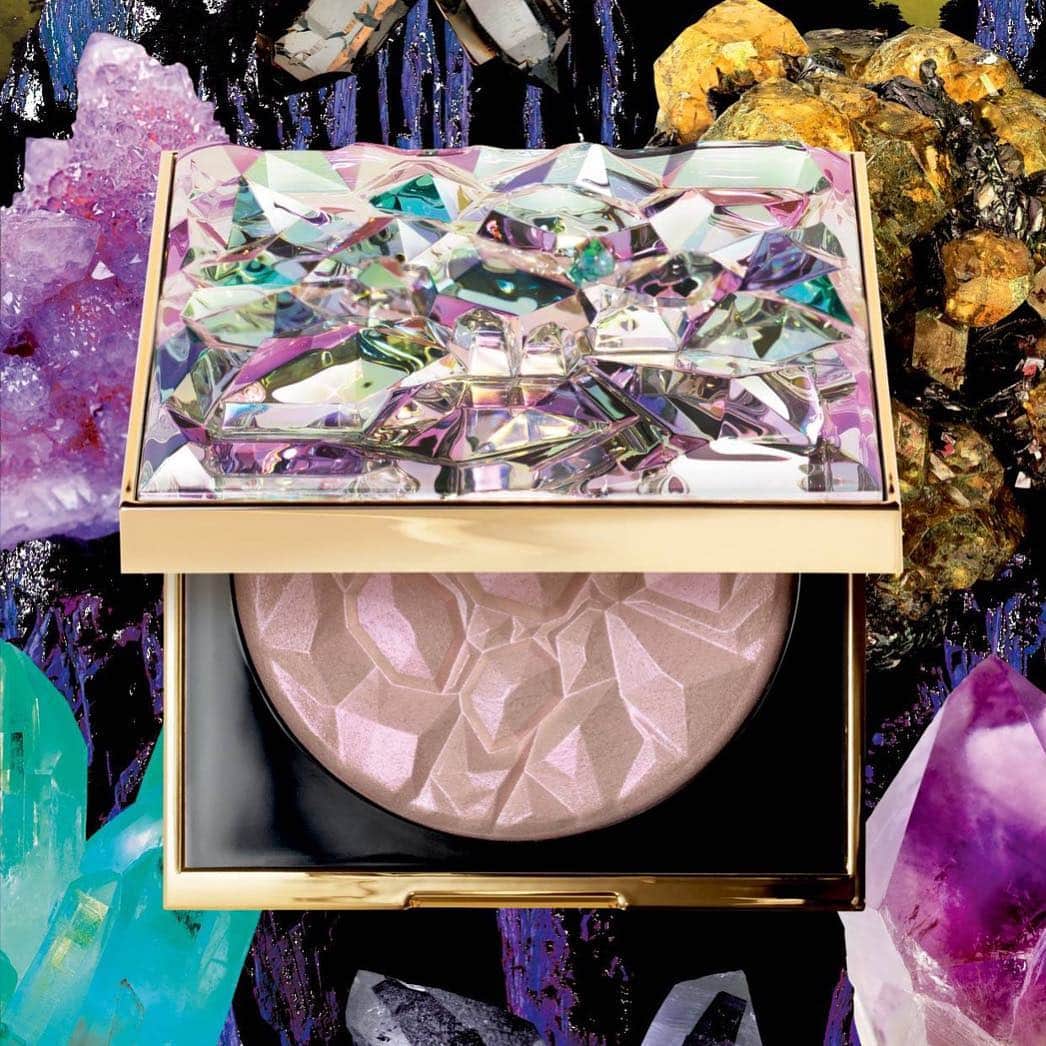 Smashboxのインスタグラム：「Get OPTI-MYSTIC with our Crystalized Highlighter. 🌟 A crystal-infused creamy, blendable gel-powder in a transparent base for the purest reflection of pearls, plus a smooth feel that won’t emphasize skin texture. Apply it wet for more intensity. #GetCrystalized #CrueltyFree⁣ ⠀⠀⠀⠀⠀⠀⠀⠀⠀⁣ 💎 Crystal Inspo: Spirit Quartz⁣ ✨ Helps With: Enlightenment⁣ 🔮 Makeup Mantra: Sweep onto skin & say: �“I am radiant & powerful."」