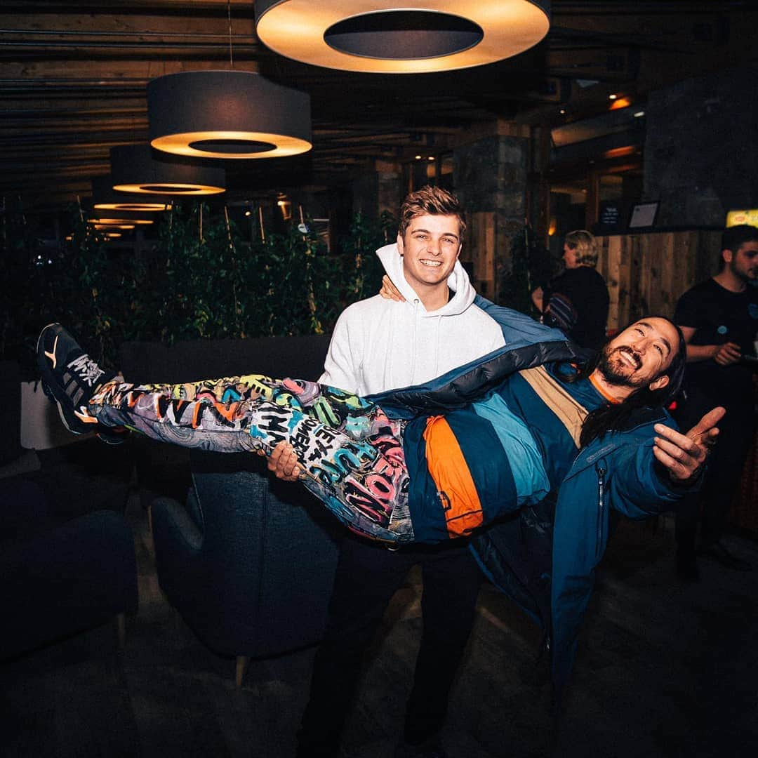 スティーヴ・アオキさんのインスタグラム写真 - (スティーヴ・アオキInstagram)「This is how we hug @martingarrix」3月18日 0時06分 - steveaoki