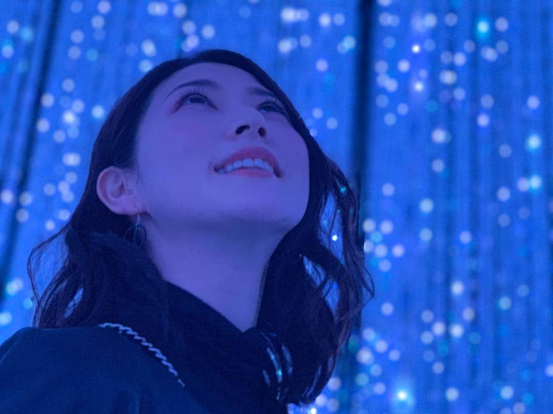 Sayuri（岸岡小百合）さんのインスタグラム写真 - (Sayuri（岸岡小百合）Instagram)「* 今日はteamLab Borderlessに行ってきました✨ * 幻想的で、 自分がどこにいるのかわからなくなるくらい 不思議な空間でした‼️ 本当に綺麗だった😭✨ * もはや自分も不思議な空間や 綺麗なアートに溶け込んだような感覚に🌌 * 楽しい1日だったな♪ #teamLab #チームラボ #東京女子部 #チームラボお台場  #チームラボボーダレス  #お台場 #東京 #最近二重アゴだな‥困った」3月18日 0時07分 - sayuuringo