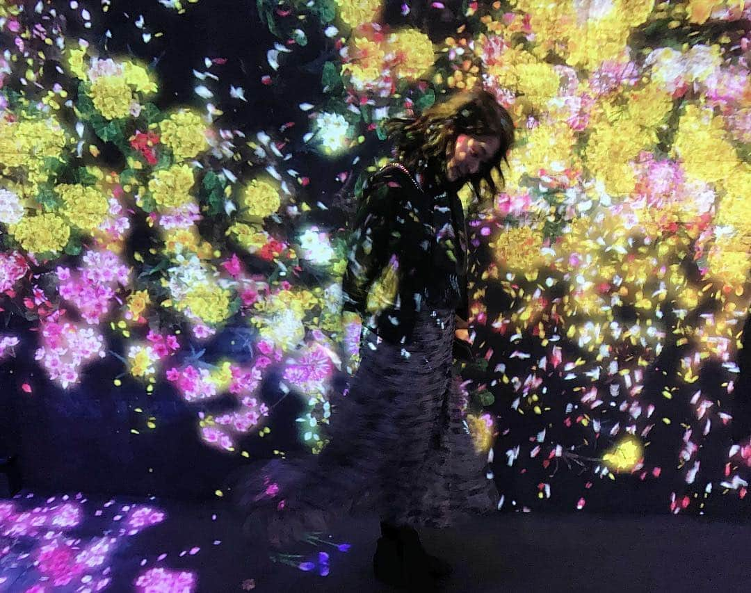 Sayuri（岸岡小百合）さんのインスタグラム写真 - (Sayuri（岸岡小百合）Instagram)「* 今日はteamLab Borderlessに行ってきました✨ * 幻想的で、 自分がどこにいるのかわからなくなるくらい 不思議な空間でした‼️ 本当に綺麗だった😭✨ * もはや自分も不思議な空間や 綺麗なアートに溶け込んだような感覚に🌌 * 楽しい1日だったな♪ #teamLab #チームラボ #東京女子部 #チームラボお台場  #チームラボボーダレス  #お台場 #東京 #最近二重アゴだな‥困った」3月18日 0時07分 - sayuuringo