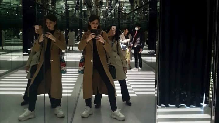 AKIKOのインスタグラム：「Testing out something new (documented my weekend) cuz why not hahah どうやってビルのてっぺんに魚を持ってきたのか不思議！」