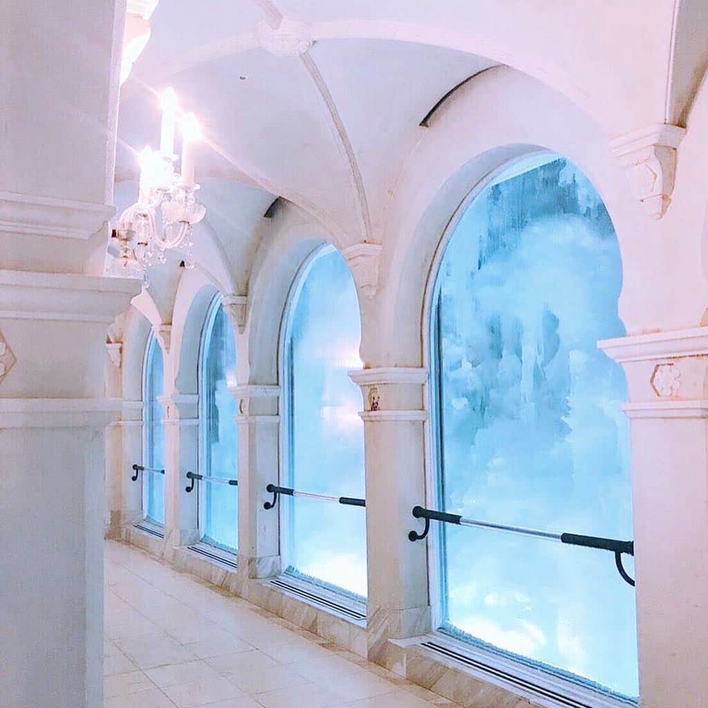 羽田優里奈さんのインスタグラム写真 - (羽田優里奈Instagram)「. . . . 雪の美術館 ❄️ . . 北海道の大好きスポット。 まっしろの世界が 本当に美しいのです、、🌨 . . 雪の結晶と同じ六角形の“螺旋階段”や、 “北の空”の油絵が天井に広がる音楽堂、 大きな氷柱に囲まれた“氷の回廊”など、 見どころたくさんです°˖✧◝( ･ω･ )◜✧˖° . . ここの城主になりとうございました🏰 . . . . . . . . . #アナと雪の女王 #エルサ 気分でした #☺︎♪ #アナ雪 #雪の美術館 #北海道 #旭川 #雪 #お城  #美術館 #北海道観光 #北海道旅行 #旅行 #女子旅  #羽田優里奈 #ポートレート #撮影 #おすすめスポット  #ステンドグラス #travelgram #travelphotography  #castle #artmuseum #museum #snowcastle  #snow #snowmuseum #hokkaido #frozen」3月18日 0時16分 - hadayurina_