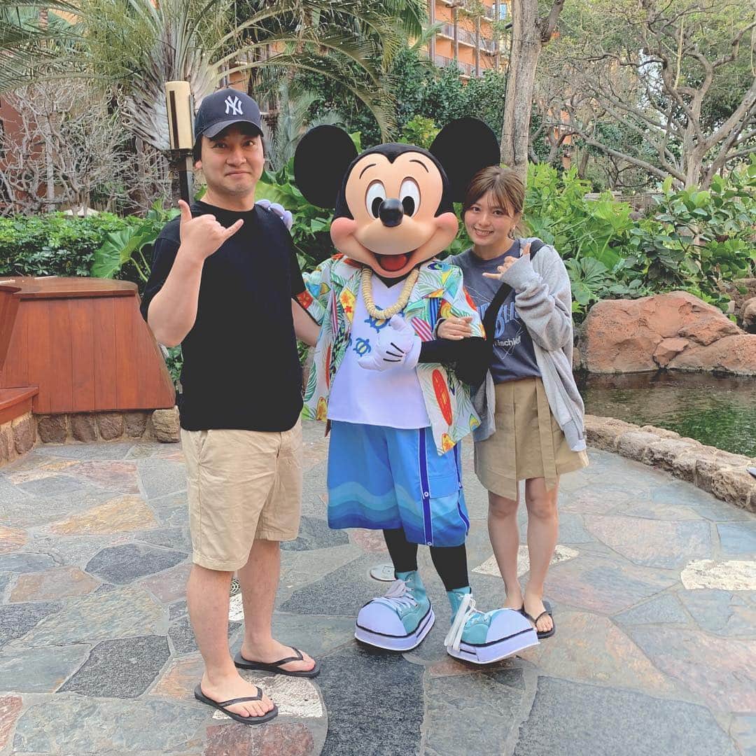 のインスタグラム：「ハネムーン Day3 🌺🌈 . アウラニDisney🤙 ずっと連れてきたかった🌈 . 朝ごはん食べて 海とプールで遊んで 寝たりしゃべったり 夜は星空の下でモアナみて…💕 何回来ても最高な場所☀️ ほんとに楽しかった🤙 . いつか家族が増えたら また来たい👨‍👩‍👧‍👦♡ . ハワイ寒くて旦那様のパーカー を毎日私が奪ってた🥶… そして朝早すぎて 顔が共に寝起き😪💤 ＿＿＿＿＿＿＿＿＿＿＿＿＿ #ハネムーン #アウラニ #ディズニー #ミッキー #Hawaii #honeymoon  #aulani  #disney #aulanidisneyresort」