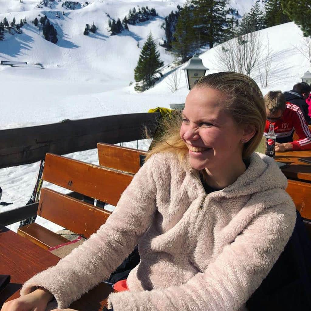 ユリア・シェチニンさんのインスタグラム写真 - (ユリア・シェチニンInstagram)「Taking a picture with eyes open - FAIL 🙅🏼‍♀️❌ • Having an amazing day in the mountains - SUCCESS ☀️⛄️✅ • #weekend #switzerland #nature #qualitytime #familyfirst」3月18日 0時19分 - iouliachtchetinina