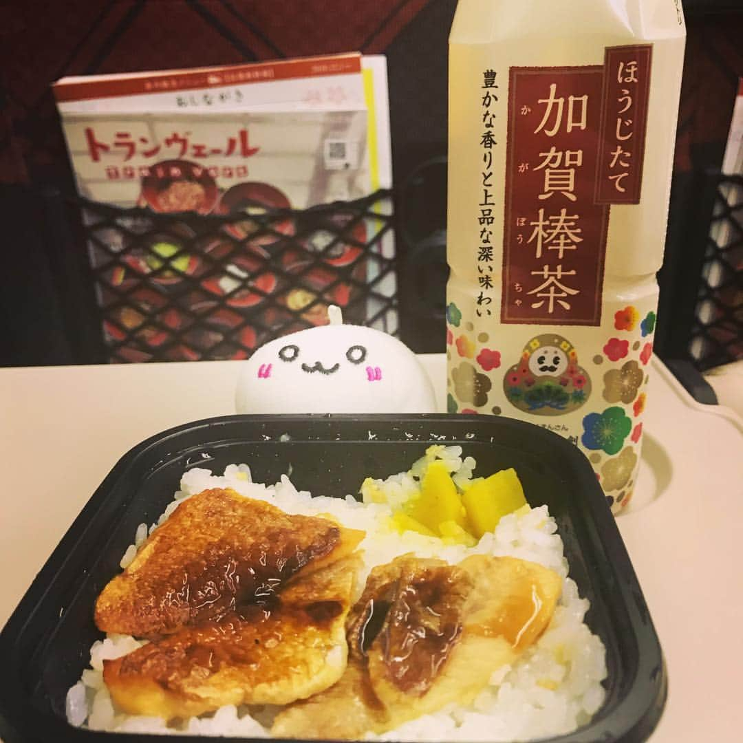 寺嶋由芙さんのインスタグラム写真 - (寺嶋由芙Instagram)「順番めちゃめちゃですが…帰りに食べたのどぐろのおべんと、差し入れでいただいた桜もち、楽屋でいただいたかわいいおべんと(ﾟωﾟ) ・ 石川はおいしくてお上品なものがたくさんで楽しい！九谷焼もかわいいし(ﾟωﾟ)いつかゆっくり観光でも来たいなぁー！ ・ #石川県 #遠征 #西金沢 #お邪魔しました #日本ゆふぃすと化計画 #のどぐろ #桜もち #おいしいもの #ゆっふぃー #アイドル #いい女をよろしく」3月18日 0時24分 - yufu_terashima