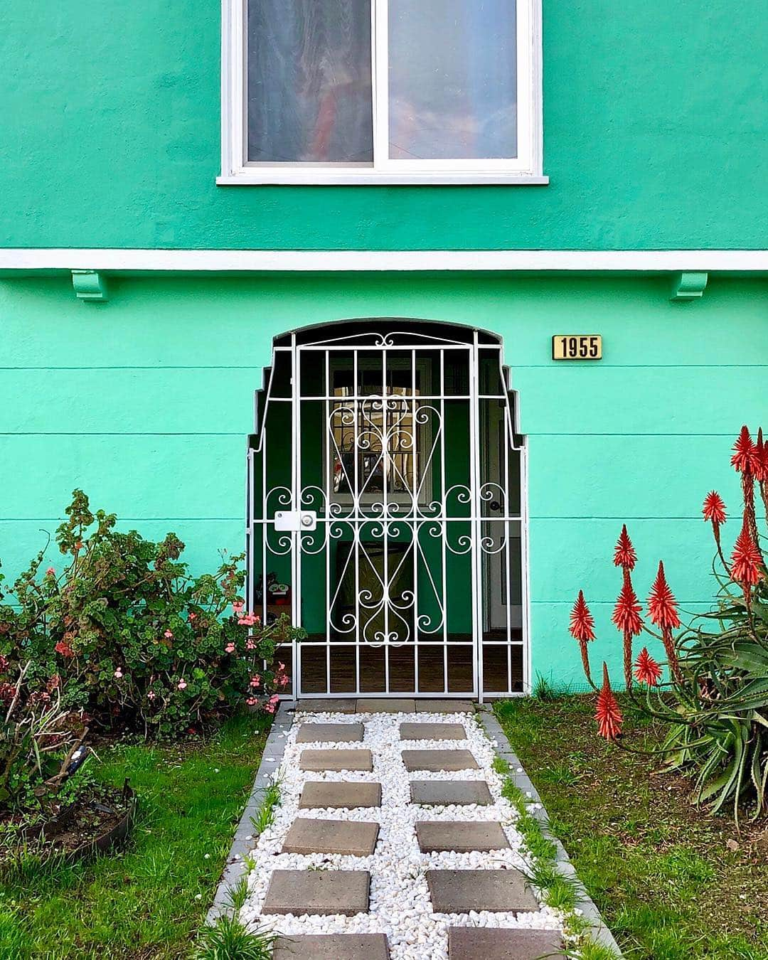 appleさんのインスタグラム写真 - (appleInstagram)「“Each house seems like a person expressing their individuality. It’s what attracts me to this city, this freedom of authenticity.” #ShotoniPhone by Julie G. @juliegeb」3月18日 0時30分 - apple