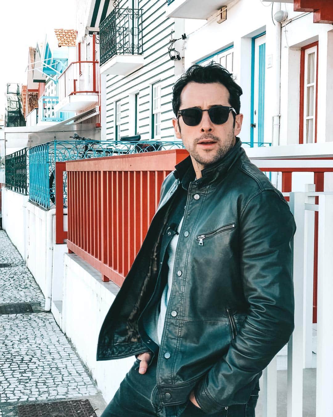 のインスタグラム：「Feliz Domingo.. ☕️ Aveiro, renkli evleri, kanalları ve gondollarıyla adeta küçük bir Venedik.. Günün birinde Portekiz turu yaparsanız aklınızda bulunsun, yapamazsanız biz sizin için de yaptık. @vodafonered ile #DünyaAvucunuzda Portekiz bölümüyle yakında @foxturkiye’de.. 😎 #sponsorlu」