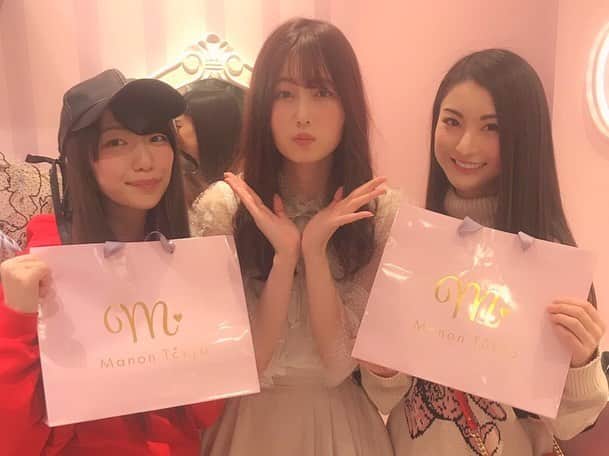 ぱいぱいでか美のインスタグラム：「先週になっちゃうんだけどマスがお店に立つということで lilienroom行ってきました♡ ꙳ #lilienroom #manontokyo #ラフォーレ原宿 #laforet  #増澤璃凜子 ちゃん #繭 さん ꙳ マスが手がけるブランドlilienroom、マスらしい可憐ででも親しみやすいデザインで今季も可愛かったです♡ Tシャツ買ったから早く暖かくなってほしいなあ☺︎ マスに会いに行ったあとは繭さんとタピオカ！ 前もこのコースだった。笑 繭さんとはいろんな話ができて ほんとに大人の女性って感じで憧れる！ 私も全然大人ですけども！ また3人でゆっくりご飯行きたいなー。」
