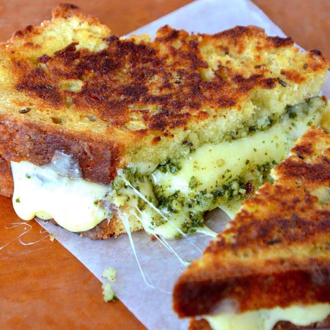 Whole Foods Marketさんのインスタグラム写真 - (Whole Foods MarketInstagram)「This grilled #cheese recipe from @justataste has us feeling extra lucky on #StPatricksDay 🍀: Homemade Irish Soda bread topped with cheddar cheese and pesto. Visit her page for the complete recipe. #GrilledCheese #MakesMeWhole」3月18日 0時33分 - wholefoods