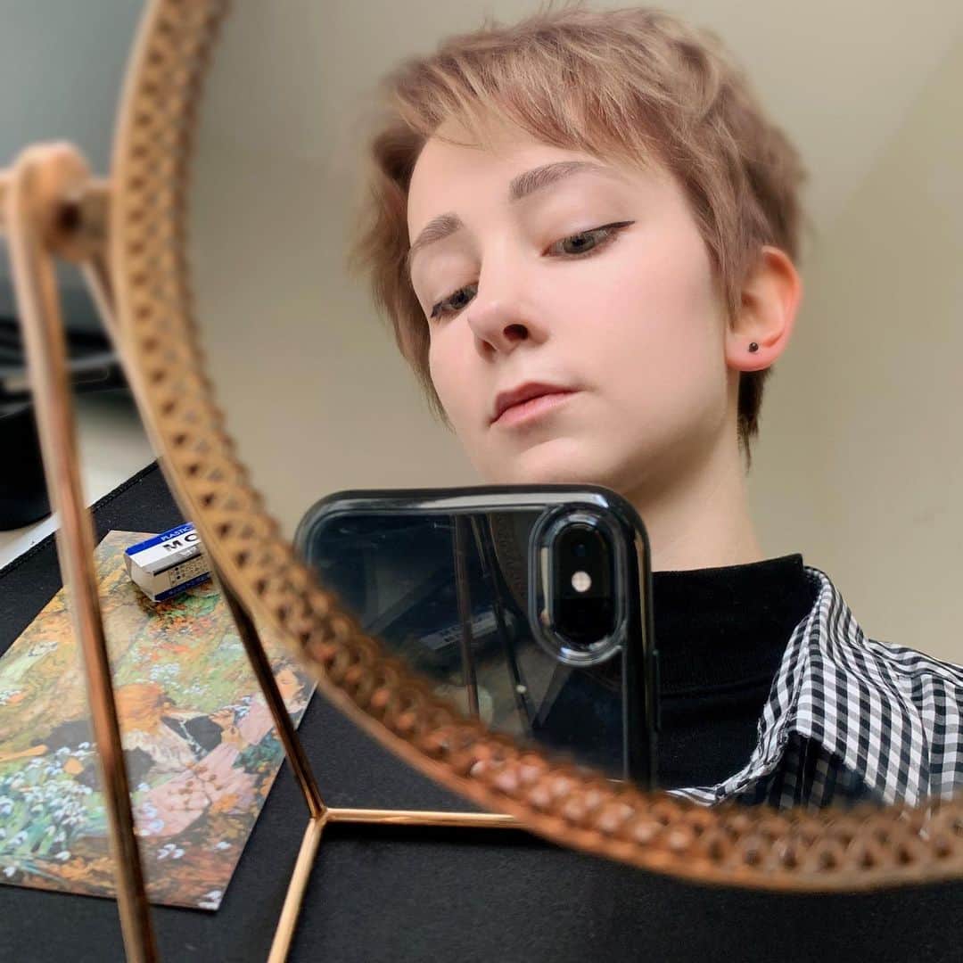 のインスタグラム：「Good morning 🌻  I‘m wearing a ridiculous gingham shirt to paint today! Maybe I‘ll share one of my paintings in the future?  おはよう〜 🌻 ダメなギンガムシャツで絵描いてる！ 次の絵をシェアしたい… 多分。  #ショートヘア #shorthair #androgynous #painting #ドイツ人 #外国人 #ゴールド #姫沢 #小説家 #autor #autorin #author」