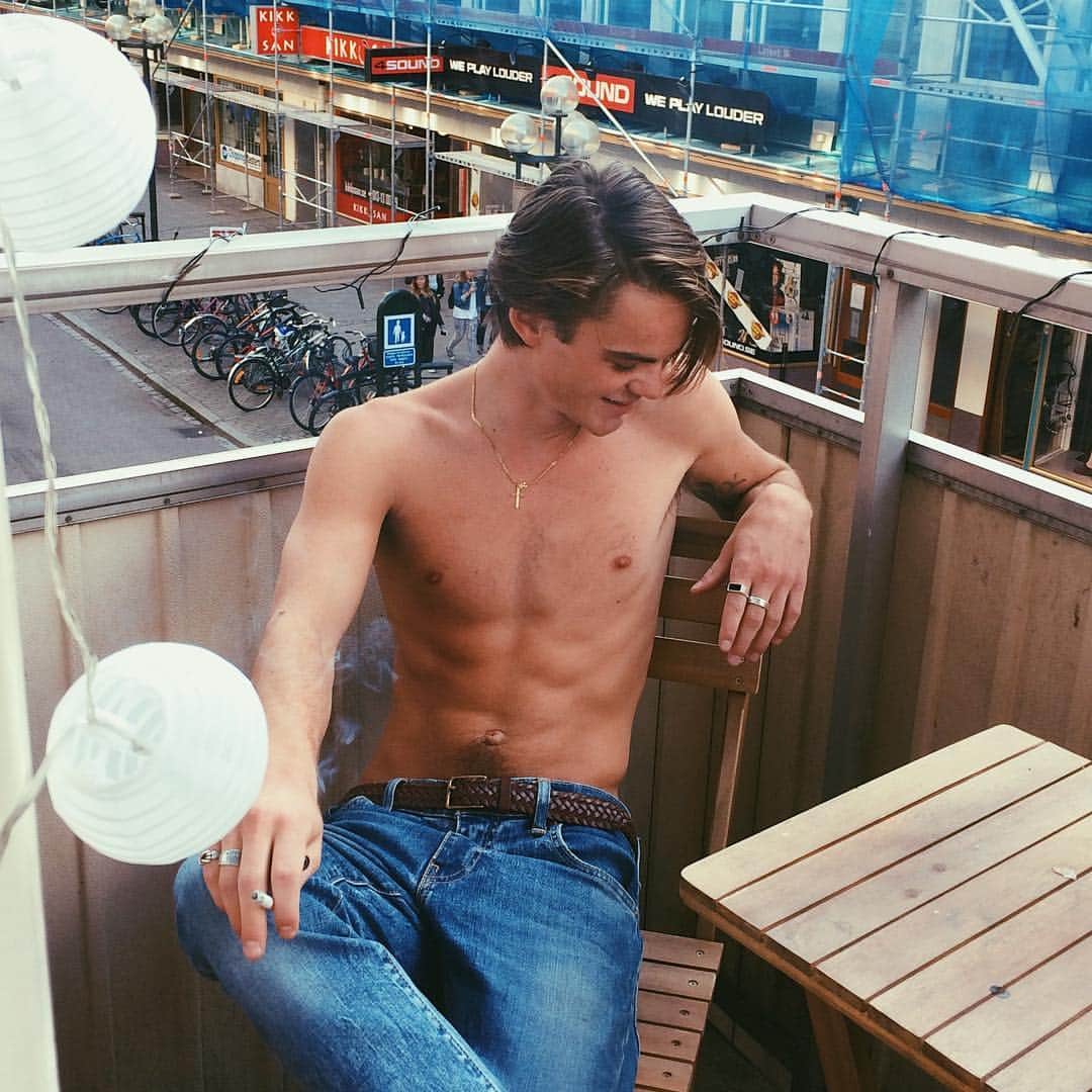 コンラッドのインスタグラム：「📸: @emmma.raw」