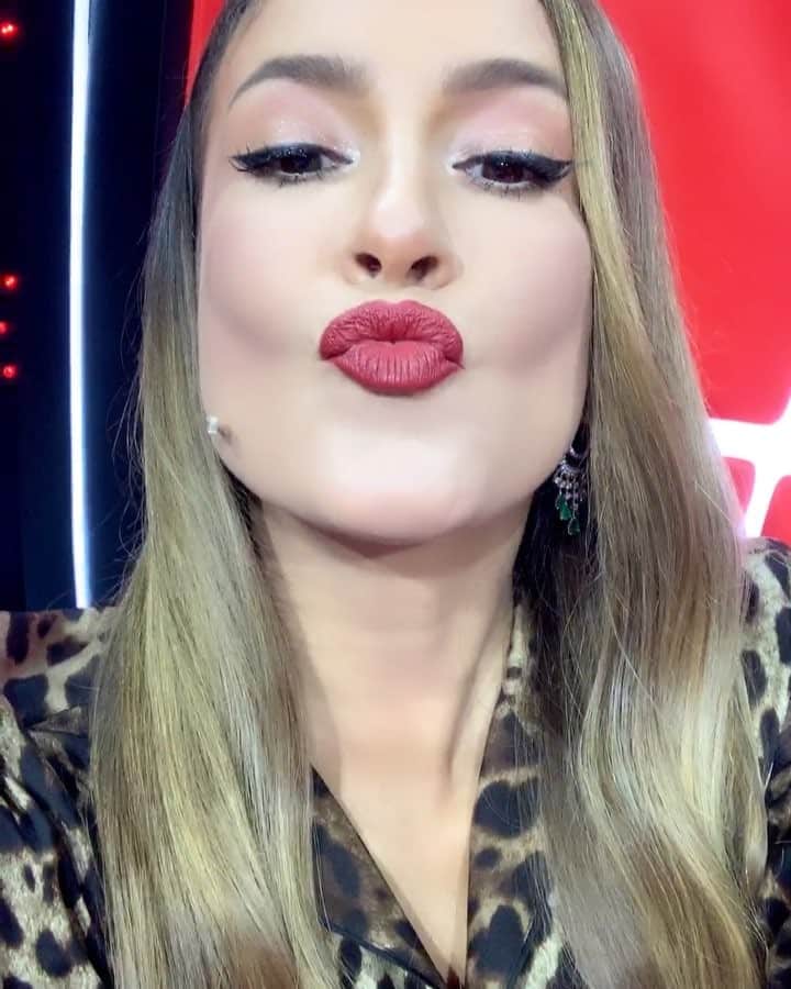 Claudia Leitteのインスタグラム：「Outro beijo! Vamos entrar agora! 2 minutos para o #TheVoiceKids começar!!!」