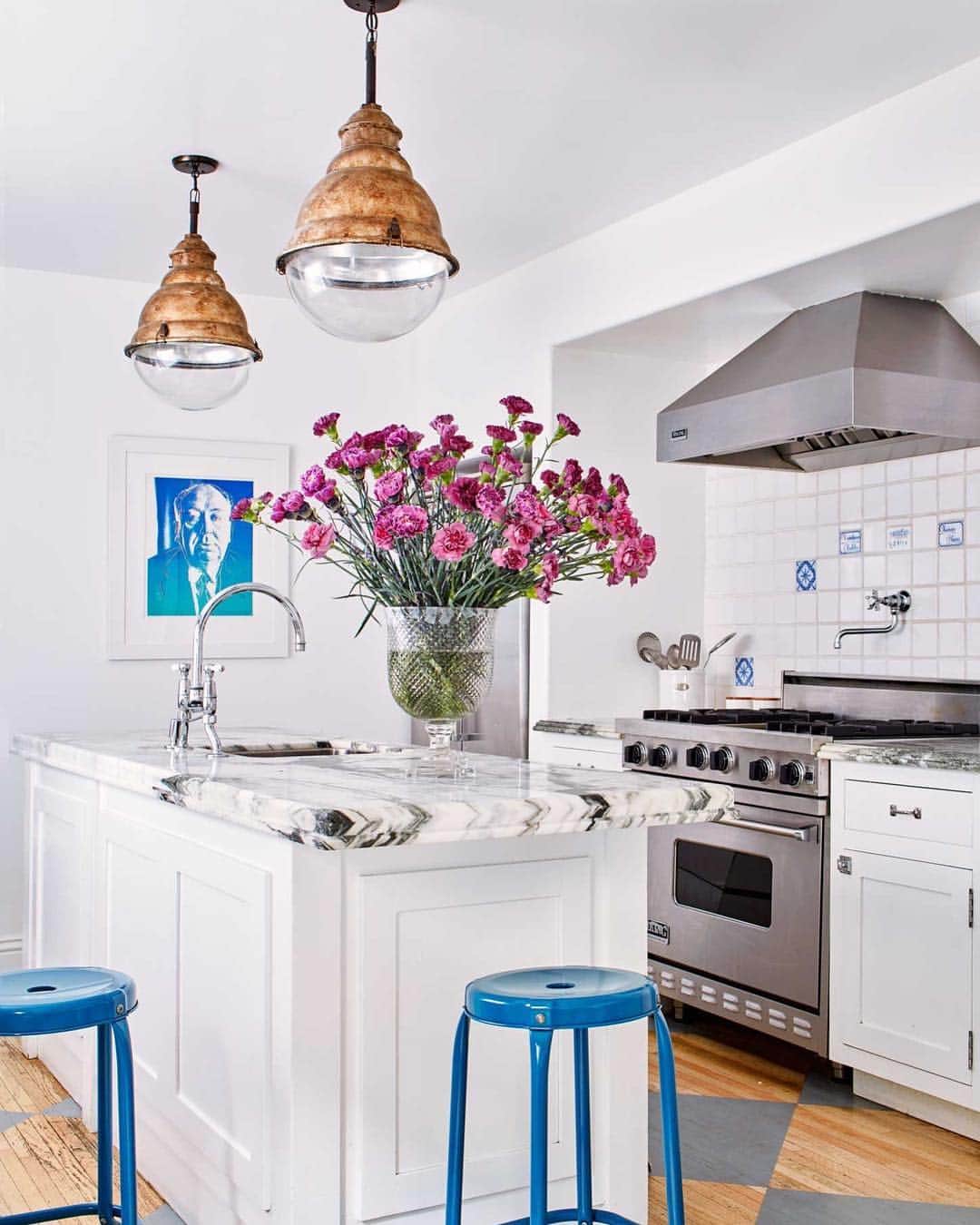 ELLE DECORさんのインスタグラム写真 - (ELLE DECORInstagram)「Clean white and stainless steel punctuated with splashes of color invigorate the kitchen of @esteestanley’s Los Angeles home. After over a decade of working as a fashion stylist, Estee Stanley turned her well-trained eye to a remodel of her own Mediterranean-style abode, which she shares with her husband and two children. Click the link in bio for the full tour, as seen in our April 2019 issue. Photography: @trevortondro」3月18日 0時41分 - elledecor