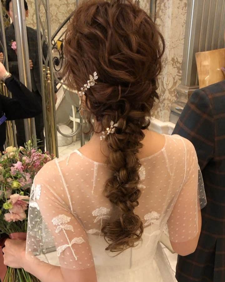 のインスタグラム：「エクステでボブから編みおろし 😍✨ お色直し入場はワクワクと緊張とが入り混じった瞬間✨ ギリギリまで全力でサポートさせて頂きますのでお任せ下さい🔥 想いはこだわりに変わります！ この前ゆみさんが遊びにきてくれました☺️花粉症お大事にしてくださいね🙇‍♂️✨ . make by @yunobunbunmal ＊＊＊＊＊＊＊＊＊＊＊＊＊＊＊＊＊＊＊＊＊＊＊＊＊＊＊ メンテナンス、前撮り、婚礼 お気軽にご相談下さいませ。 全国出張しています。 . [💍婚礼ご予約状況💍] 5月2.3.12.19のみ空きあり🙆‍♀️ ------------------------------------------------------- ＊前撮りヘアメイク＊ 🌿前撮りヘアメイクの予約枠増やしました。🌿 . 🆕最新情報 . 💄ヘアメイク体験会 . ヘアメイク体験会3月20日22日 残りわずか お問い合わせください☺️ . . ＊＊＊＊＊＊＊＊＊＊＊＊＊＊＊＊＊＊＊＊＊＊＊＊＊＊＊ . .  #外注ヘアメイク#アレンジ#ヘアアレンジ#結婚式#ブライダル#ウェディング#ウェディングドレス#wedding#シニオン#2019年春婚#挙式#式場#披露宴#二次会ヘア#ブーケ#お色直し入場#パレス花嫁#前撮り#ホテルウェディング#セミナー#外注ヘアメイク#ティアラ#ドレス迷子#ヴェラウォンお譲り#式場迷子#新娘髮型#大人婚#大人のウェディング#verawang」