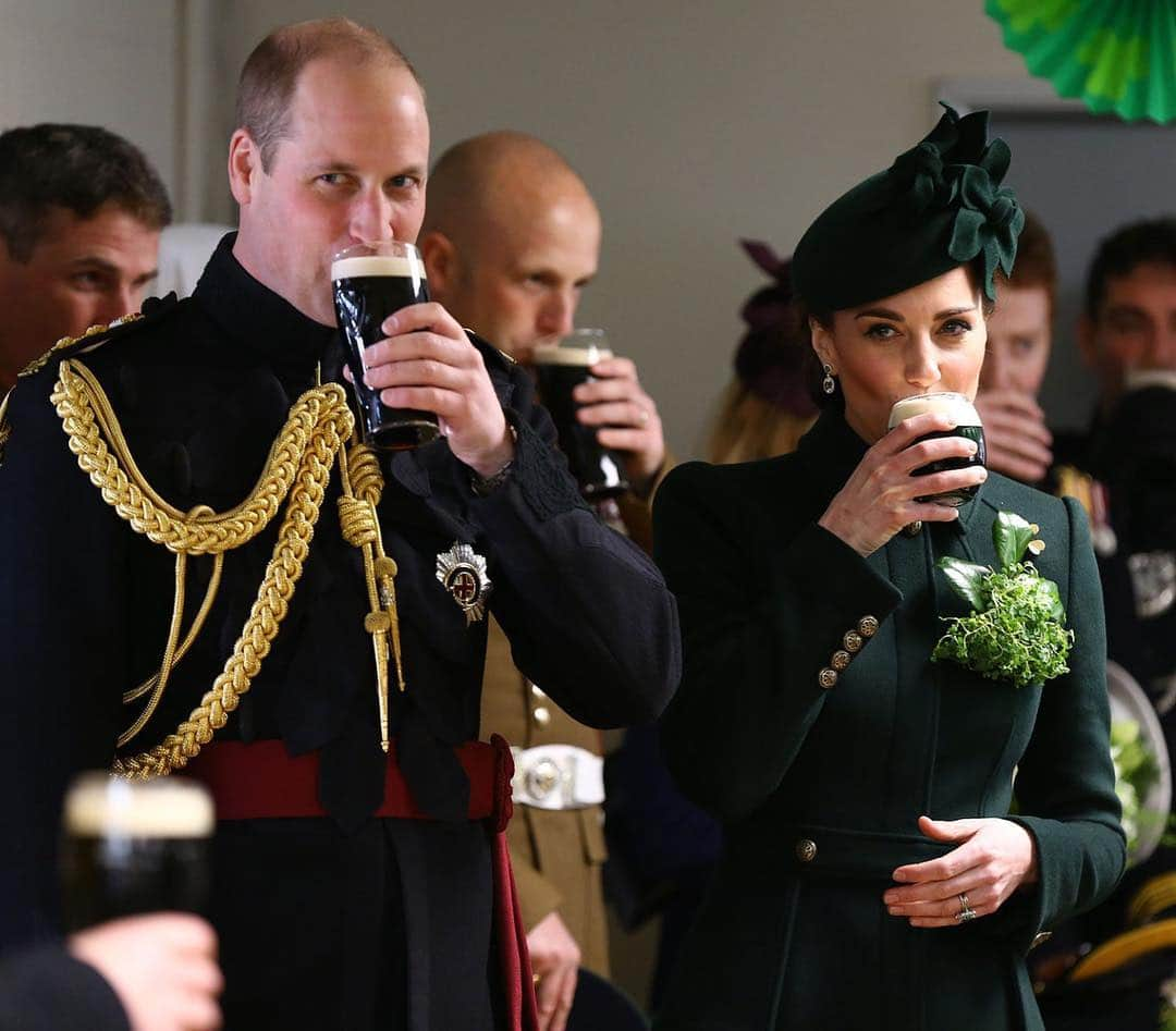 People Magazineさんのインスタグラム写真 - (People MagazineInstagram)「#PrinceWilliam and #KateMiddleton are going green! ☘ The royal couple kept up their annual St. Patrick’s Day tradition of honoring the Irish Guards during Sunday’s parade to mark the holiday. |📷: PA Images/Sipa USA」3月18日 0時51分 - people