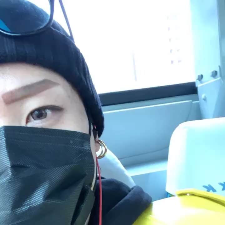 のインスタグラム：「先週の日曜日☆ 東京向かう為✈️までバス🚌💨💨 乗ってるなう動画〜の 羽田着いてホテル向かってるなう動画☆ JAL ファーストクラス🛫🛬 何か最近俺の写真や動画をあまり載せてなかったので、かなりのリクエスト来てるので、たまに載せるから待っててね❤️ 着いてから #打ち合わせ の数が鬼😭 #芸能 #芸能人 #タレント  #モデル #ファッションモデル #歌手 #俳優 #ファッションショー #モデル事務所 #撮影 #撮影モデル #サロンモデル #動画撮影 #動画 #収録 #kpopfashion  #美容 #美容男子 #カラコン #ファッション #コラボ #model #youtube #youtuber #ユーチューバー #インスタグラマー#インフルエンサー  #instagramer #influencer」
