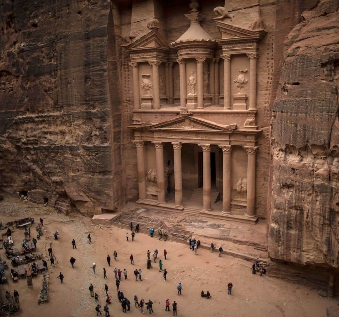 National Geographic Travelさんのインスタグラム写真 - (National Geographic TravelInstagram)「Photo by Muhammed Muheisen @mmuheisen | Al-Khazneh, Arabic for the Treasury, one of many facades carved into the mountains of the ancient city of Petra in Jordan. For more photos and videos from different parts of the world, follow me @mmuheisen and @mmuheisenpublic #muhammedmuheisen #Jordan #Petra」3月18日 1時01分 - natgeotravel