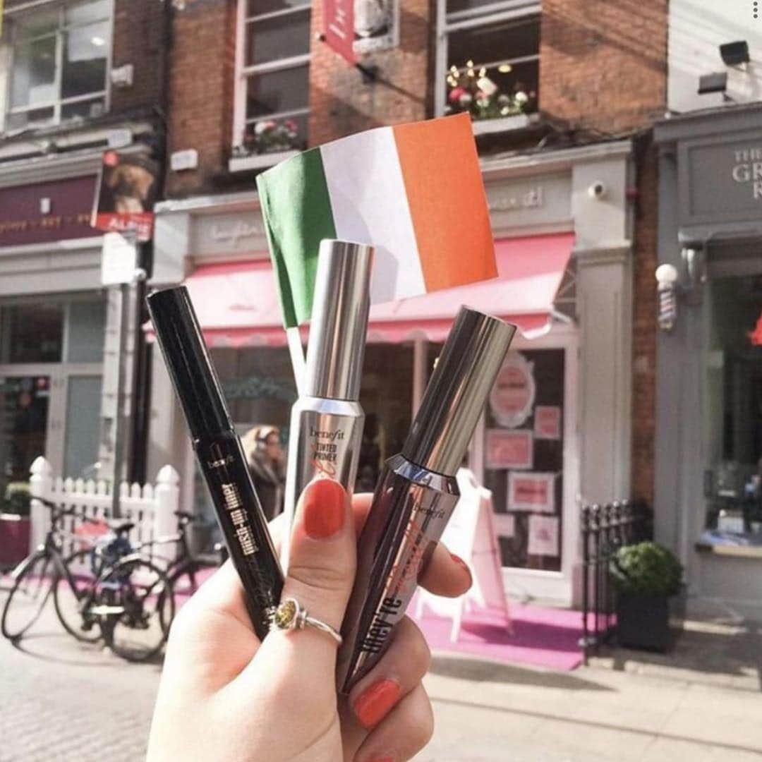 Benefit Cosmetics UKさんのインスタグラム写真 - (Benefit Cosmetics UKInstagram)「Shout out to our Irish sisters @benefit_ire 🍀Head over to their stories to check out the St Patrick's Day parade in Dublin! #stpatricksday #benefit #beauty . . . 📷 Image Description: a hand holding up Benefit products and an Irish flag」3月18日 1時11分 - benefitcosmeticsuk