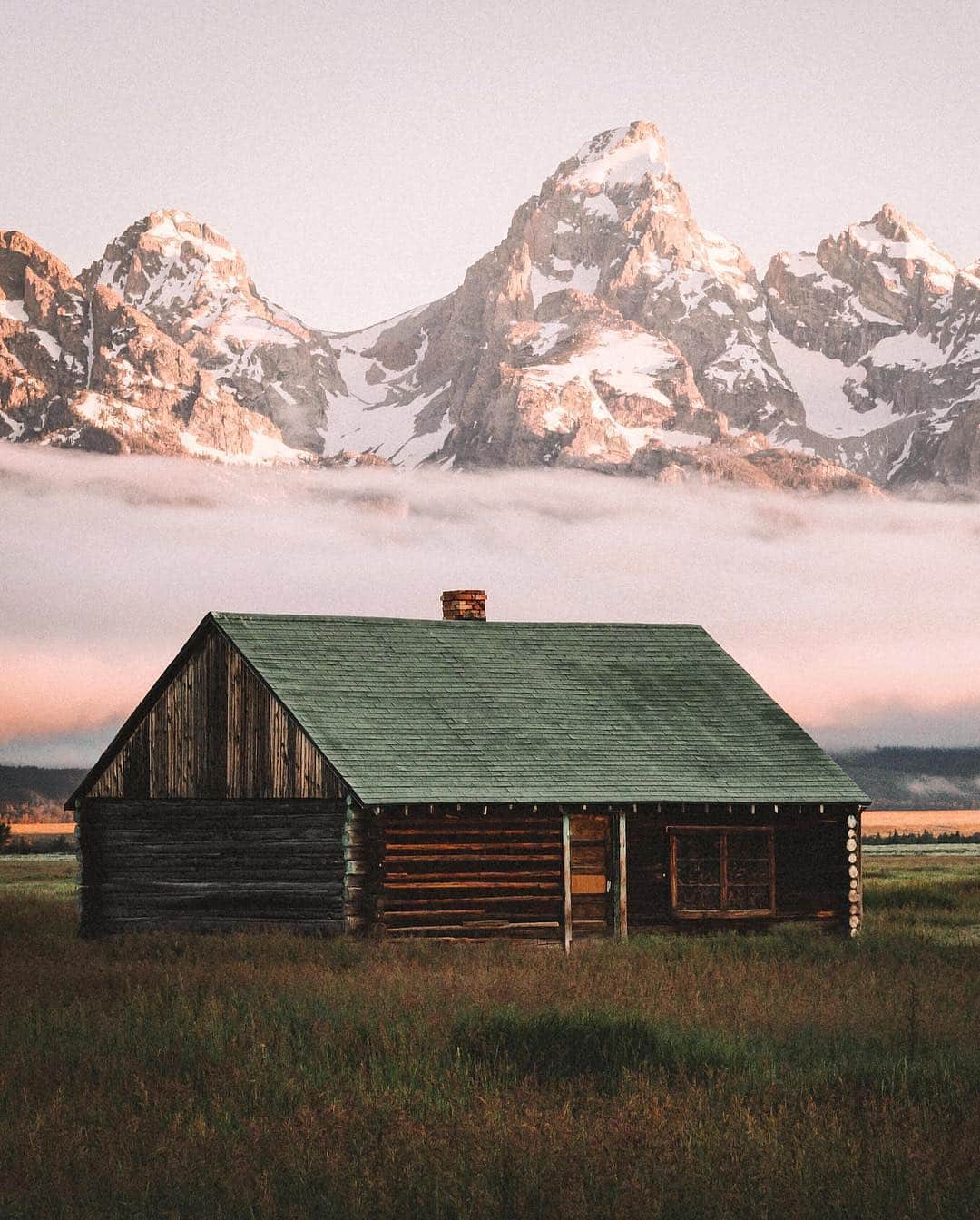 Visit The USAさんのインスタグラム写真 - (Visit The USAInstagram)「"I think if I could return to one place right now it would be the Tetons." With its celestial snowcapped peaks and breathtaking frozen landscape, @grandtetonnps in Wyoming is a sight for sore eyes. 📷@nathaninthesouth」3月18日 1時17分 - visittheusa