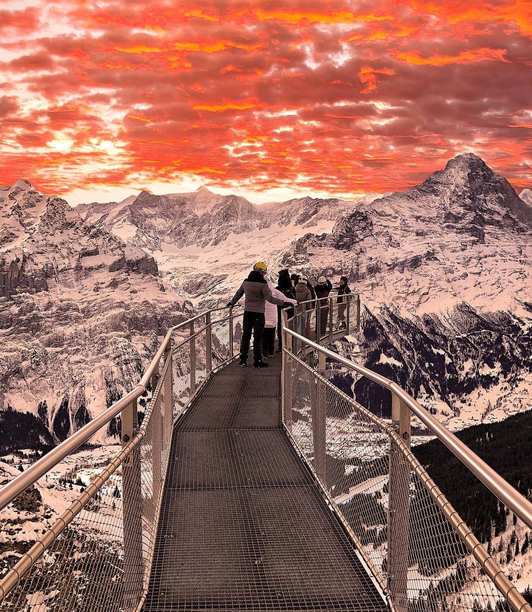 Hatice Korkmaz The Color Queenのインスタグラム：「Mutlu pazarlar🧡 Watching the sunset from First Cliff Walk❤️ w/ @jungfrauskiregion #grindelwaldfirst #jungfrau #switzerland #sunset #love #nature」