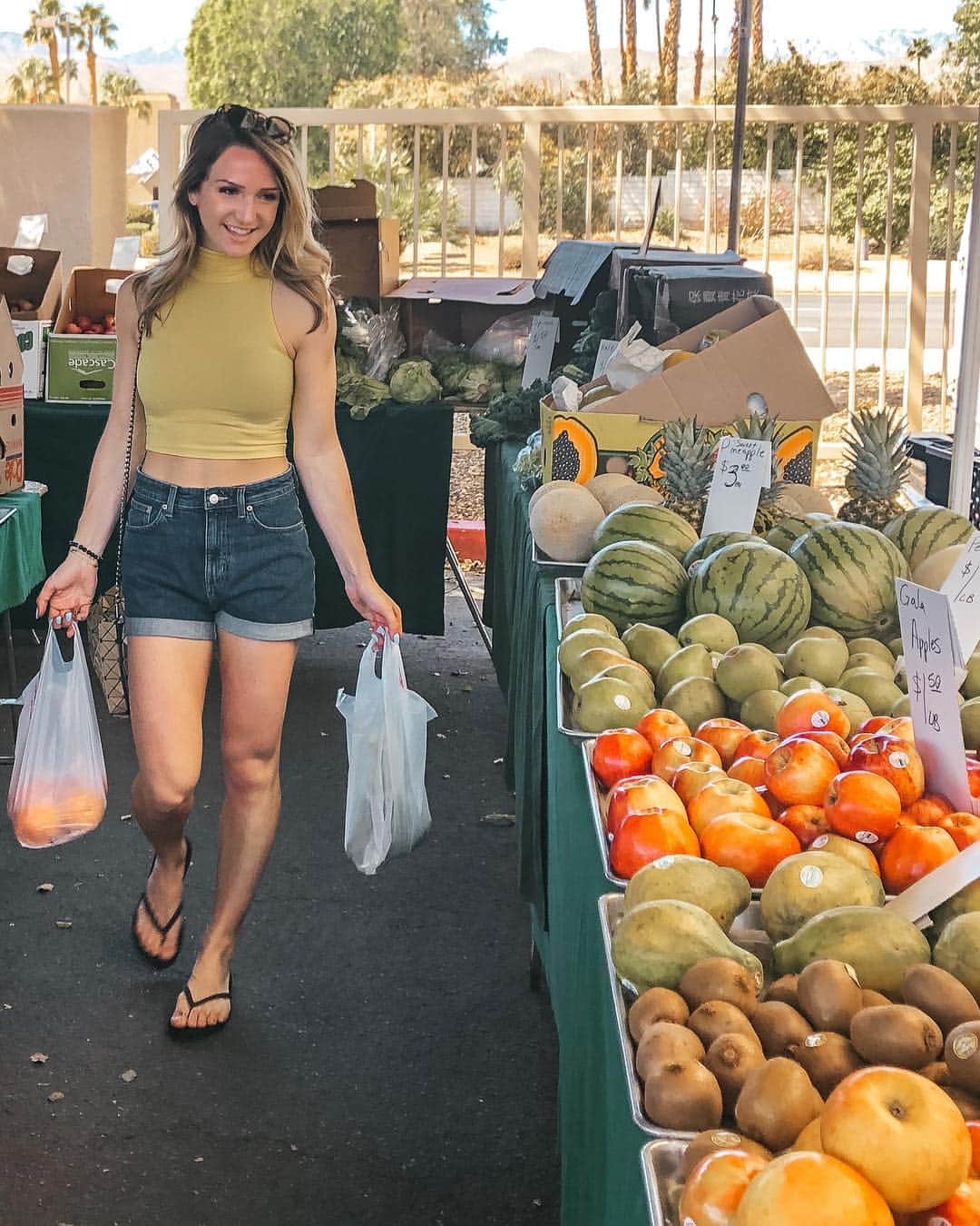 ヴィクトリア・ダフィールドさんのインスタグラム写真 - (ヴィクトリア・ダフィールドInstagram)「My go-to food market when I’m in Palm Desert. Overwhelmed with pure excitement over these fresh fruits and veggies. SO fresh! This is important to my every day and is part of my health regime. The mangos here are sooo good. And the dates!? I could go on and on. I’ve always loved fruit, it’s a big part of who I am. What do y’all want me to pick up for you while I’m here? 🥦🍊🥝🥭🍍🥑」3月18日 1時28分 - victoriaduffield