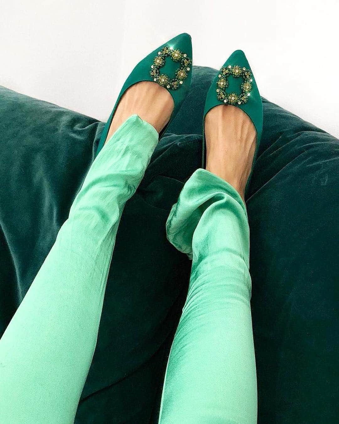WHO WHAT WEARさんのインスタグラム写真 - (WHO WHAT WEARInstagram)「How fashion girls do #StPatricksDay. 🍀 photo: @rikkekrefting」3月18日 1時33分 - whowhatwear