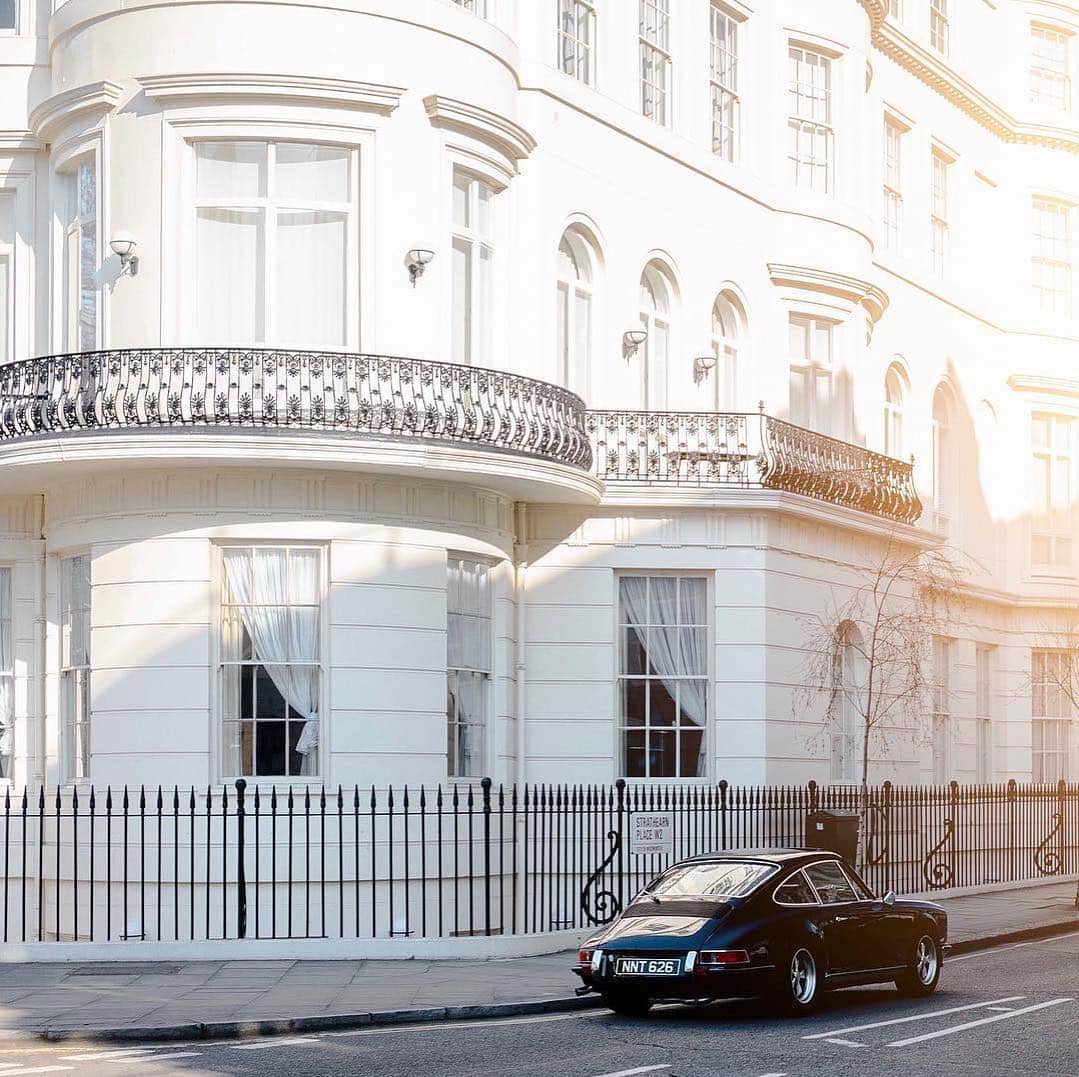 のインスタグラム：「Spring is the season of fresh starts. Days get longer and the air begins to fill with the scent of blossoming florals. 📷: @louisnicolasdarbon #London」