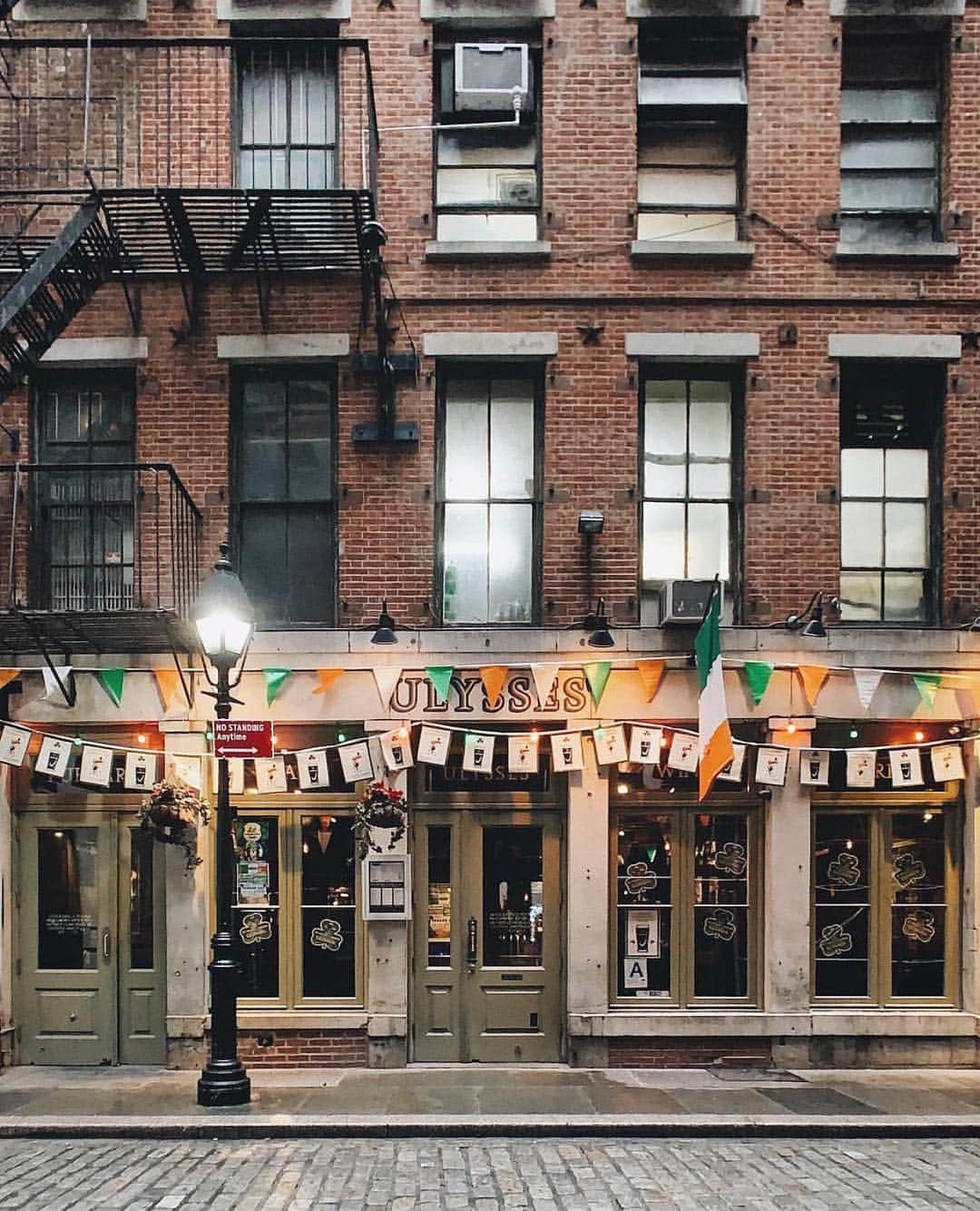 のインスタグラム：「St. Patrick’s Day celebrations in lower Manhattan yesterday @captured by @melliekr Happy Sunday!  #bondno9 #bondno9ny #newyork #newyorkcity #stpatricksday #fragrance #perfume #love」
