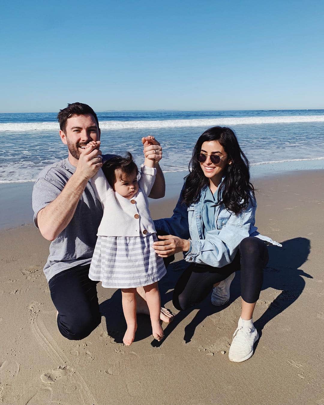 Sazan Hendrixさんのインスタグラム写真 - (Sazan HendrixInstagram)「HAPPY SUNDAY from our little family! ✨We had so much fun this weekend. On Friday we had a shoot in Laguna Beach which gave us the perfect excuse to have a family staycation. Teeny’s behavior experiencing the beach for the first time was cracking us up! It was so cute seeing her tiny little toes running in the sand and the wind blowing in her crazy hair 😂🙌🏼 Her reaction when her feet touched the water was priceless. Posted it on our family page if you haven’t seen it @thehendrixes ❤️ This was a family fun memory I never want to forget! (which is why I’m posting it hehe) #familytime #happysunday #valentinahendrix」3月18日 1時43分 - sazan