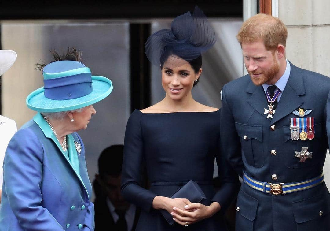 E! Onlineさんのインスタグラム写真 - (E! OnlineInstagram)「Harry and Meghan wanted their household to be entirely independent of Buckingham Palace, but the Queen was not having it: "They can't just go off and do their own thing." Link in bio for the details. (📷: Getty Images)」3月18日 1時46分 - enews