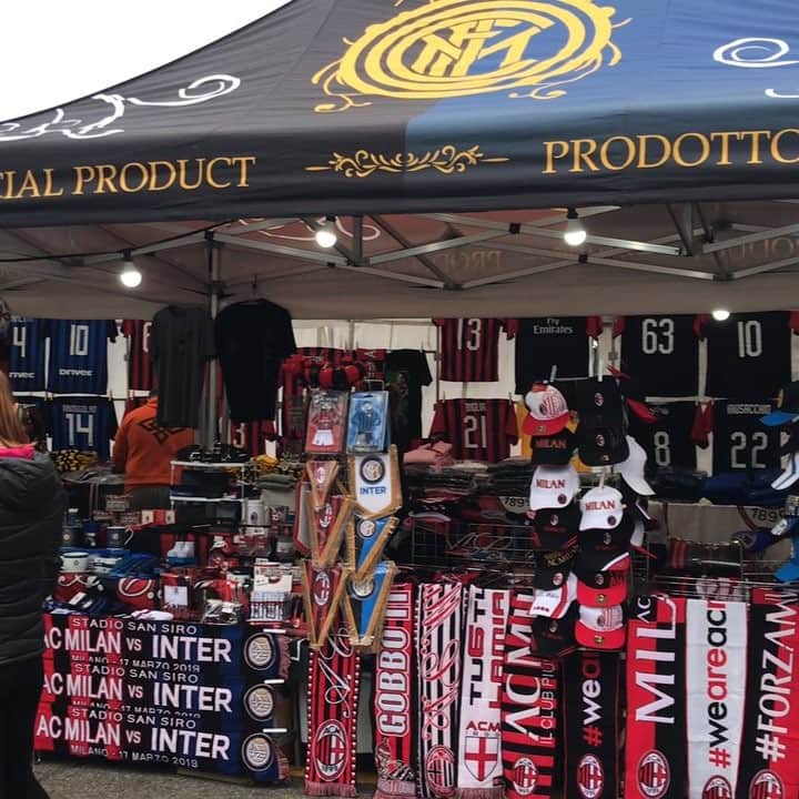 のインスタグラム：「. サン・シーロすぐそばの露店の様子 Derby di Milano ミラノが赤と青に燃える日 （2019.03.17） . @pumafootball_jp #現地からの様子です #ACミラン #ミラン #ACMilan #ACM #🔴⚫️ #DerbydiMilano #ミラノダービー #インテル #internazionale #🔵⚫️ #セリエA #SerieA #サッカーキング  #⚽️ #サッカー」