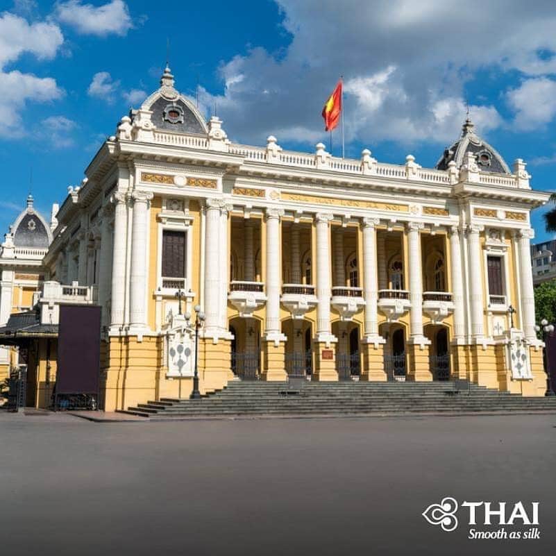 のインスタグラム：「Modeled after Palais Garnier in Paris, the Hanoi Opera House was constructed during the time Vietnam was a French colony at the beginning of the 20th century, and was a scene for many of the country's major political events. . #ThaiAirways #HanoiOperaHouse #Hanoi #Vietnam #FlyTHAItoHanoi」