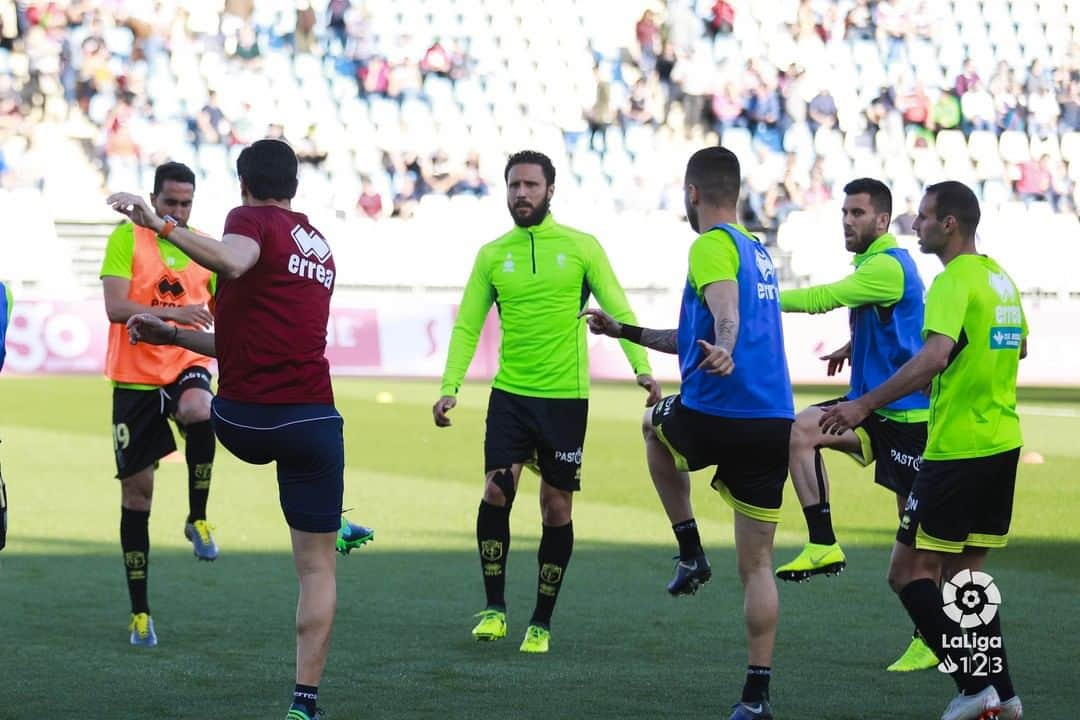 グラナダCFさんのインスタグラム写真 - (グラナダCFInstagram)「Saltan ya los equipos al terreno de juego. Colorido en las gradas para este derbi andaluz.  #AlmeríaGranada #LaLiga123」3月18日 1時57分 - granadacf