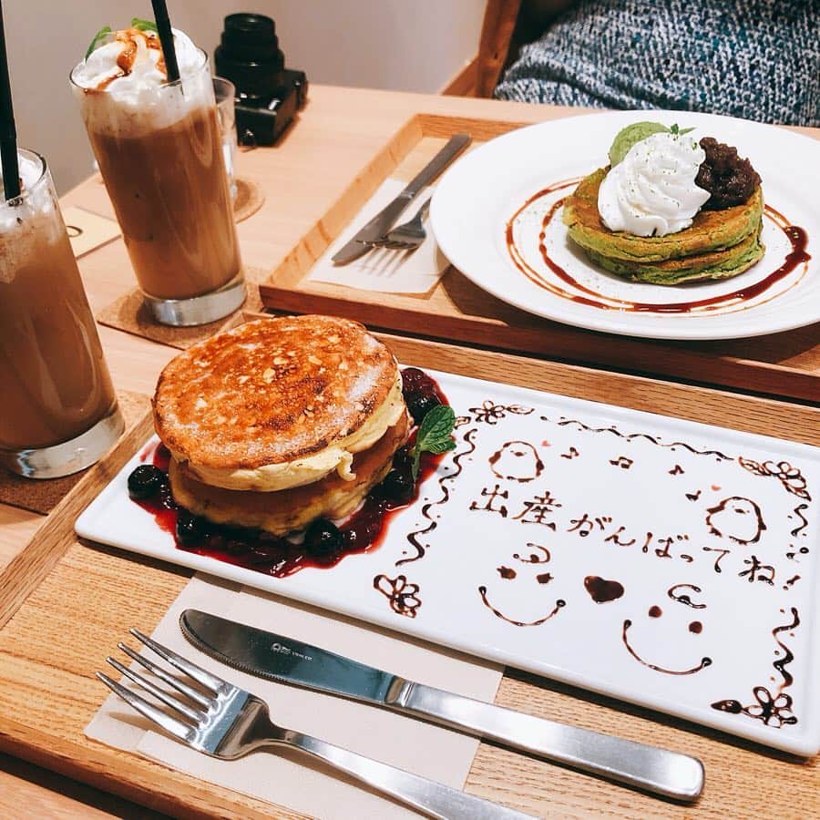 吉田早織さんのインスタグラム写真 - (吉田早織Instagram)「・﻿ 出産前、パンケーキが食べたい🥞❣️﻿ ﻿ ﻿ ということで @chiharukoshiba と一緒に気になっていたお店へ✨﻿ ﻿ ﻿ モチモチしていてとっても美味しかった😍﻿ ﻿ ﻿ 応援のメッセージもありがとう💕﻿ ﻿ ﻿ ﻿ ﻿ ﻿ #木と水と土と #パンケーキ #女子会 #表参道 #カフェ #cafe #スイーツ #カフェ巡り #パンケーキ巡り」3月18日 1時58分 - saorinxxx