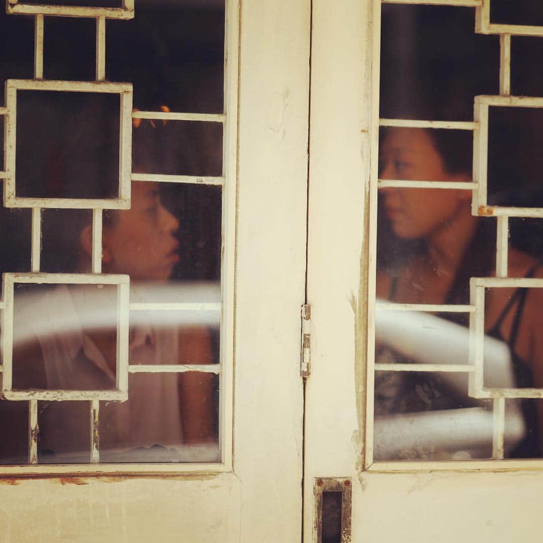 のインスタグラム：「#ポートレート #ポートレートモデル #Good_Portraits_World #closeup_archive #hueart_life #ig_photooftheday #デジタルでフィルムを再現したい #ファインダー越しの私の世界 #indies_gram #indy_photolife #写真好きな人と繋がりたい #写真撮ってる人と繋がりたい #写ルンです #ぶらぶら旅 #写真 #モデル #おしゃれさんと繋がりたい　#moodyports #portraitpage #theportraitpr0ject #rf35mmf18 #portraitgames #bravogreatphoto #canon5dmarkiv #canoneos #eosr #eosrp #canonjapan」
