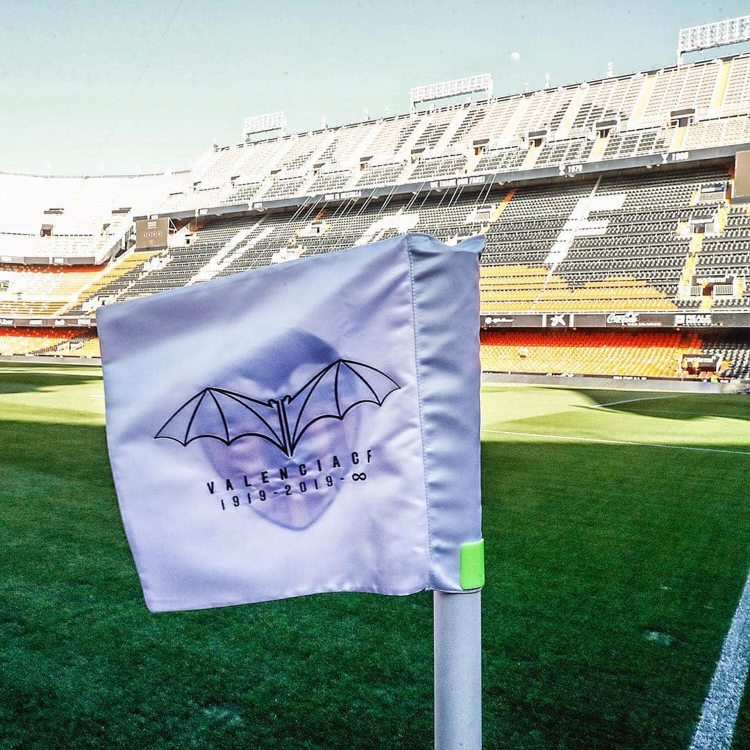 バレンシアCFさんのインスタグラム写真 - (バレンシアCFInstagram)「🏴🏳️ Un banderín especial para un día único en #mestalla 🏟 . Disfrutemos del último partido antes de nuestro #VCFCentenari 💯 y sigamos tan ORGULLOSOS de nuestro club 🦇 . ¡AMUNT VALENCIA! 🖤 .」3月18日 2時10分 - valenciacf