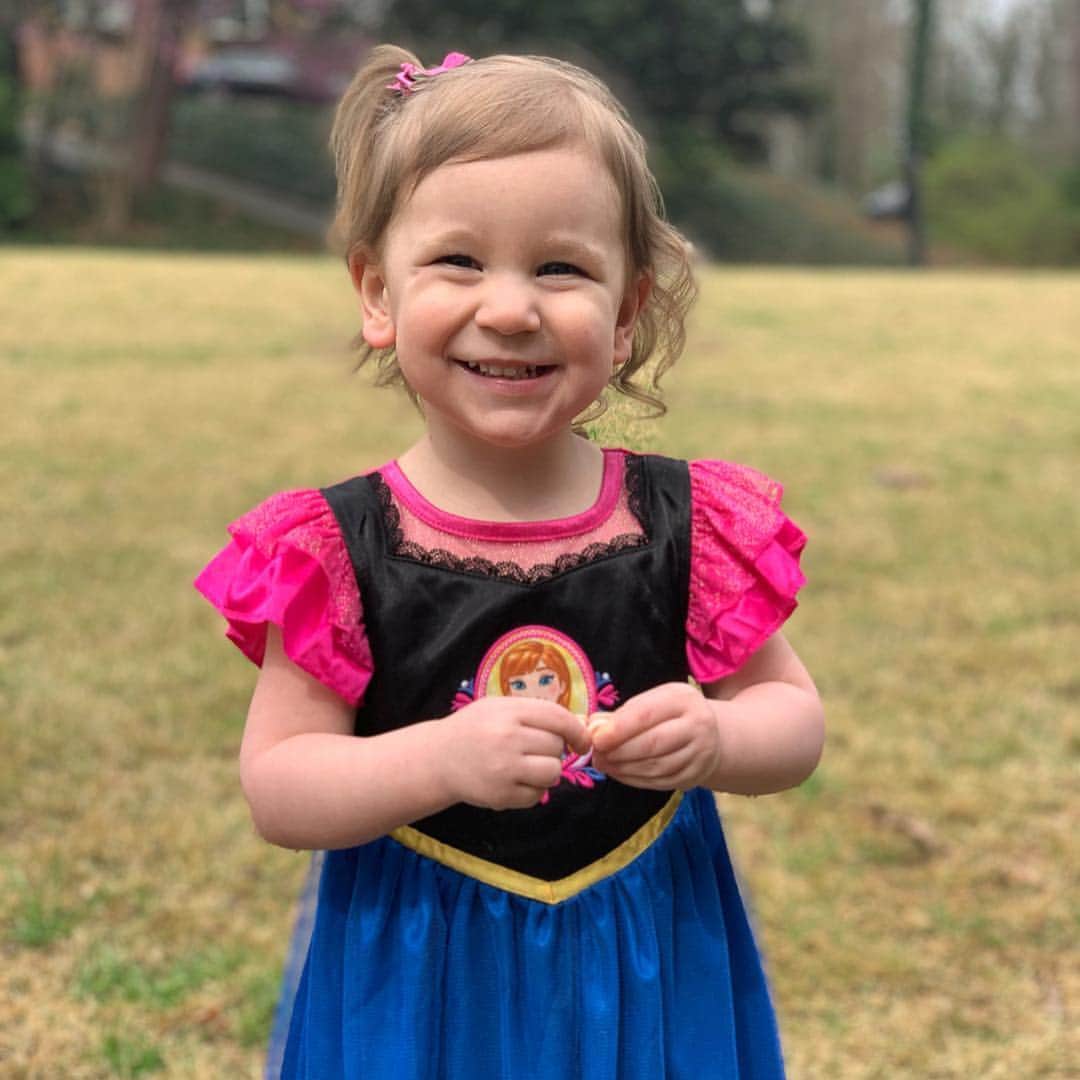 ブラッド・グザンのインスタグラム：「Happy 2nd birthday to our little princess! The most caring and sweetest little girl we could have ever asked for!  We love you Emerson! ☘️💓☘️💓」