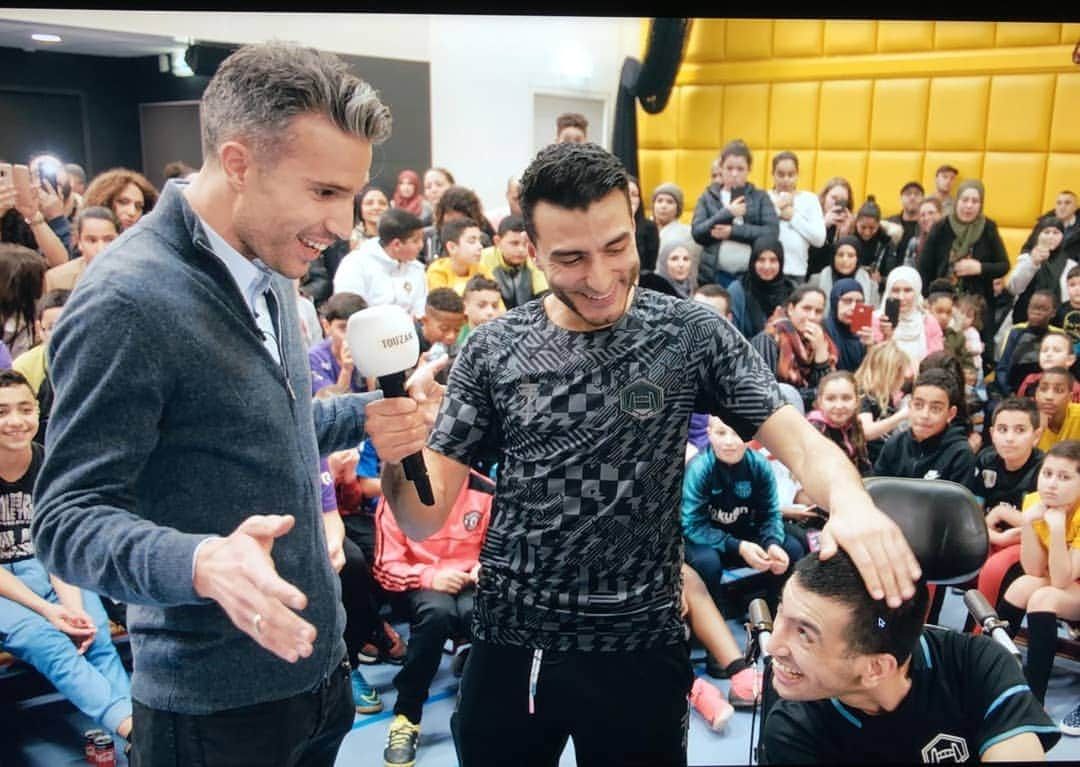 TOUZANI TVさんのインスタグラム写真 - (TOUZANI TVInstagram)「Big big honour. Legend @robinvanpersie was our guest @touzanischool especially for Fatih a.k.a. @stillerapper . . #rvp #manutd #arsenal #fenerbahce #fenerbahçe #rotterdam #feyenoord #feyenoordrotterdam #manchester #manchesterunited #premierleague」3月18日 2時19分 - touzanitv