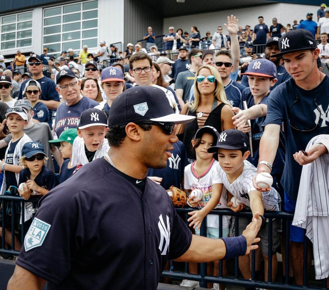 ラッセル・ウィルソンのインスタグラム：「Crowd Surfing. 😎 #Yankees」